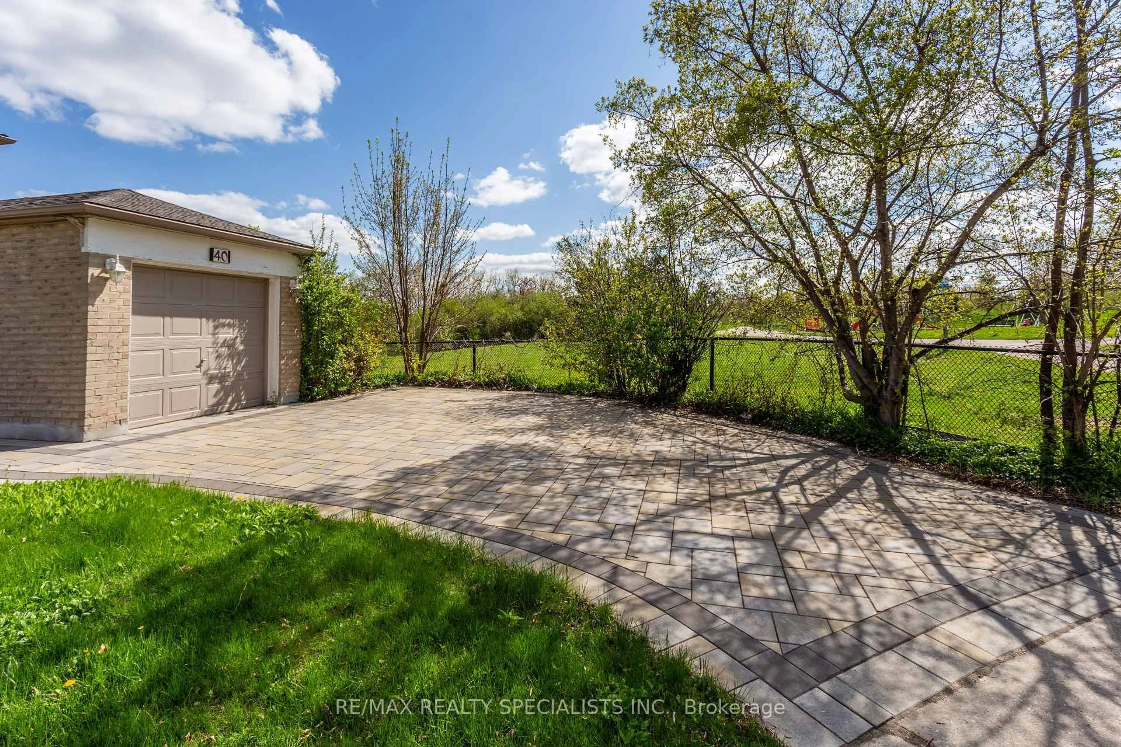 A pic from outside/outdoor area/front of a property/back of a property/a pic from drone, water/lake/river/ocean view for 40 Mayberry Crt, Brampton Ontario L6S 5B1