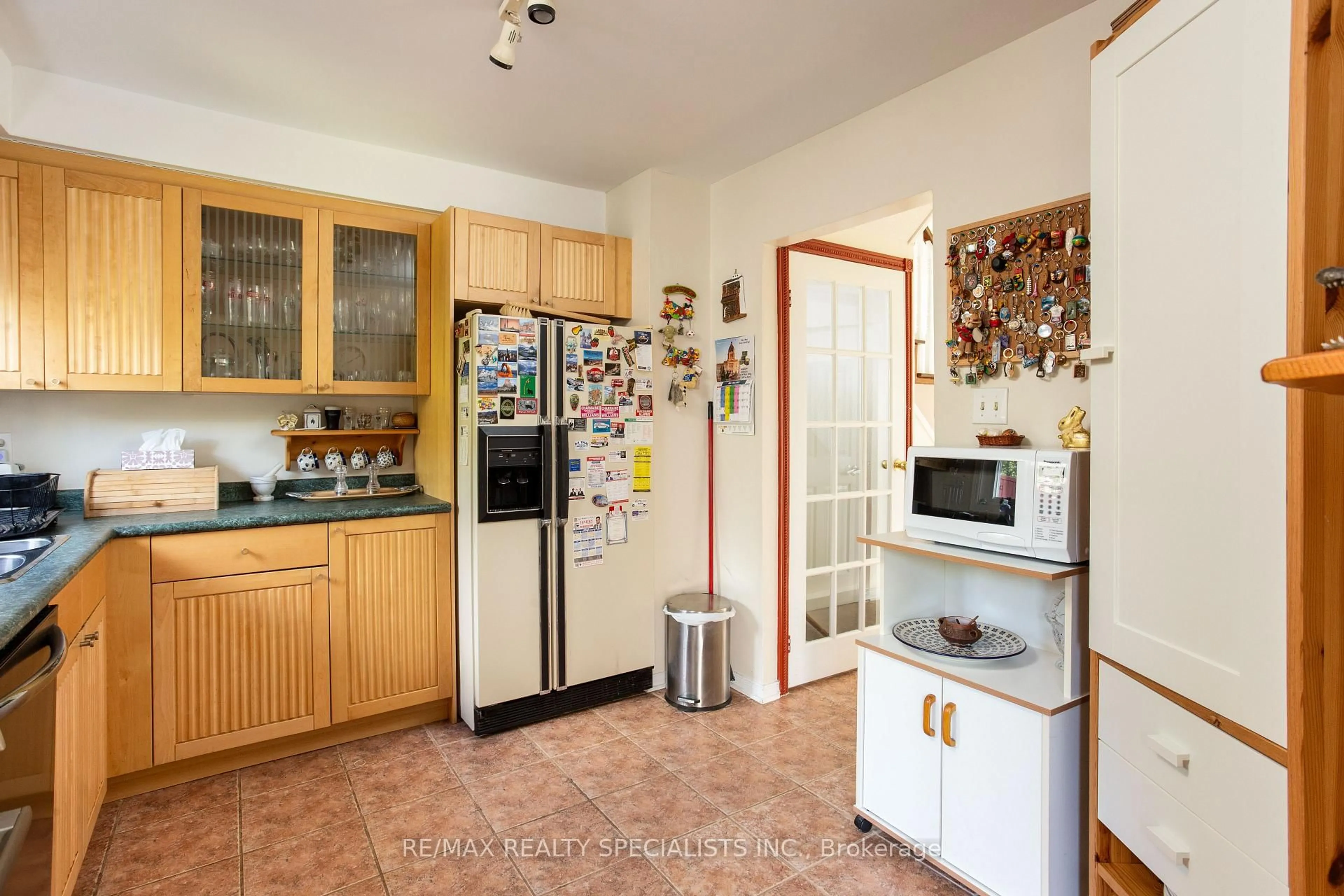 Standard kitchen, ceramic/tile floor for 40 Mayberry Crt, Brampton Ontario L6S 5B1