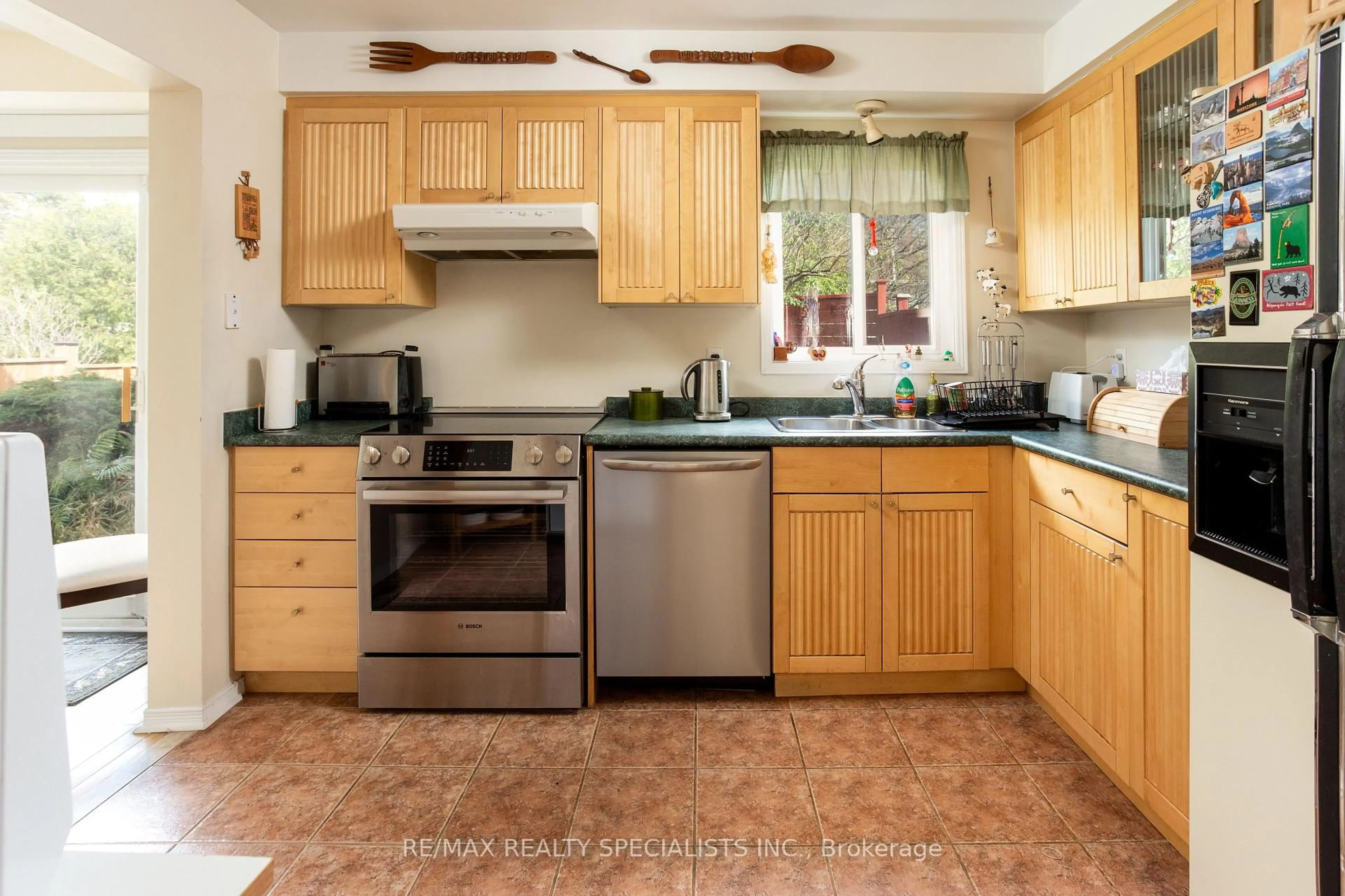 Standard kitchen, unknown for 40 Mayberry Crt, Brampton Ontario L6S 5B1