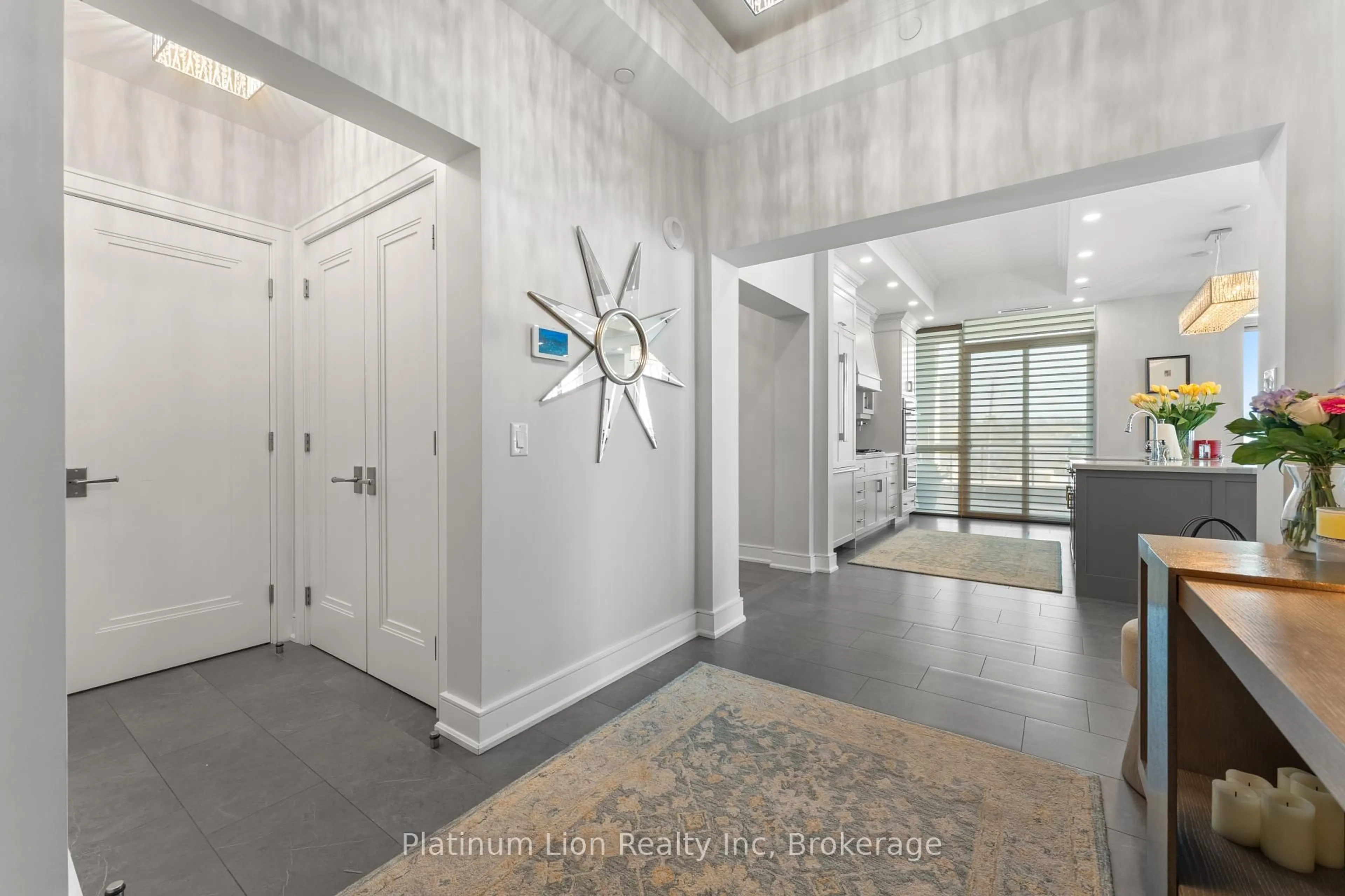 Indoor foyer for 2060 Lakeshore Rd #205, Burlington Ontario L7R 0G2