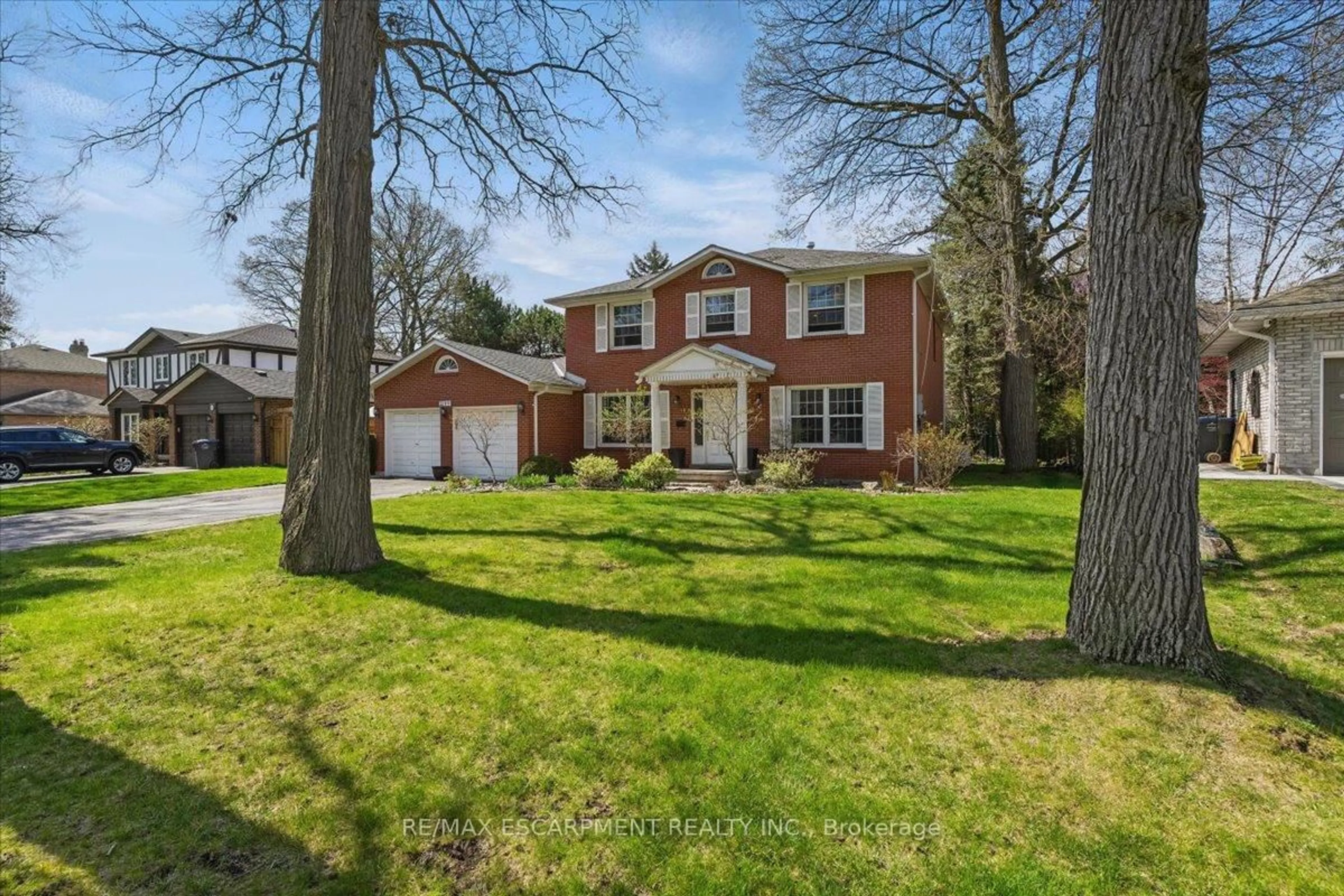 A pic from outside/outdoor area/front of a property/back of a property/a pic from drone, street for 2149 Kawartha Cres, Mississauga Ontario L5H 3P8