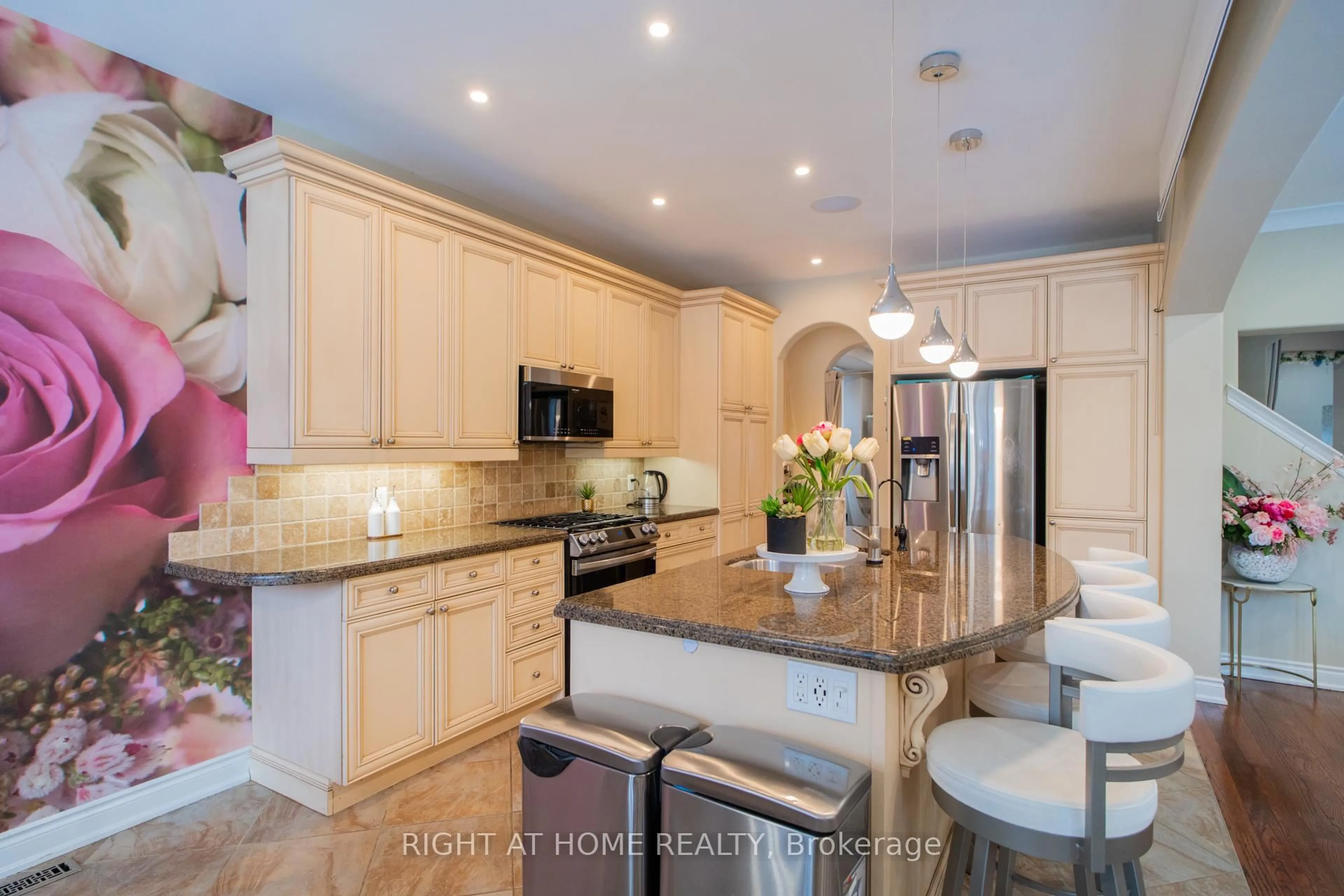 Open concept kitchen, ceramic/tile floor for 593 Renshaw Crt, Mississauga Ontario L5H 4L7