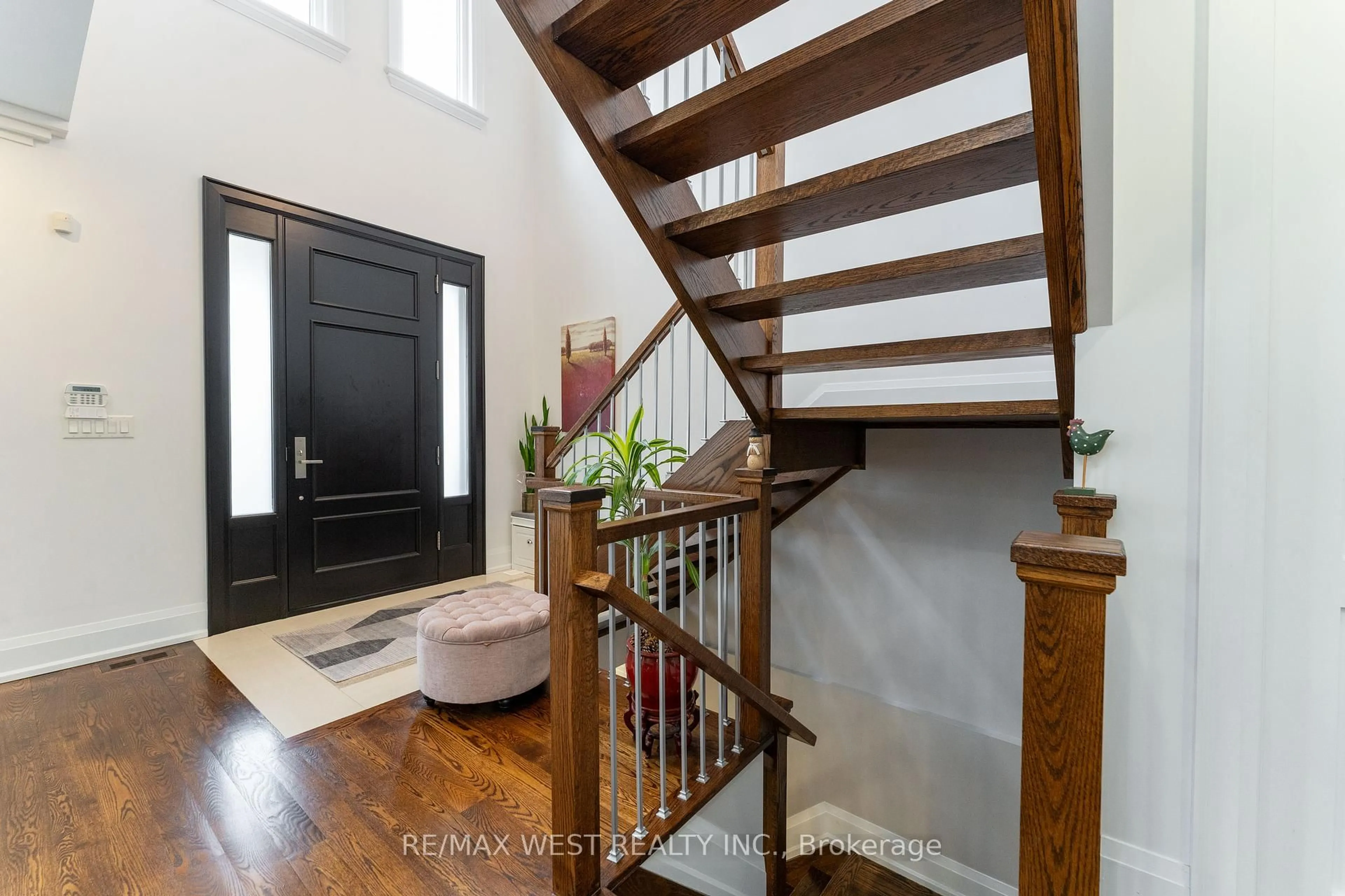 Indoor entryway for 1152 Glengrove Ave, Toronto Ontario M6B 2K4