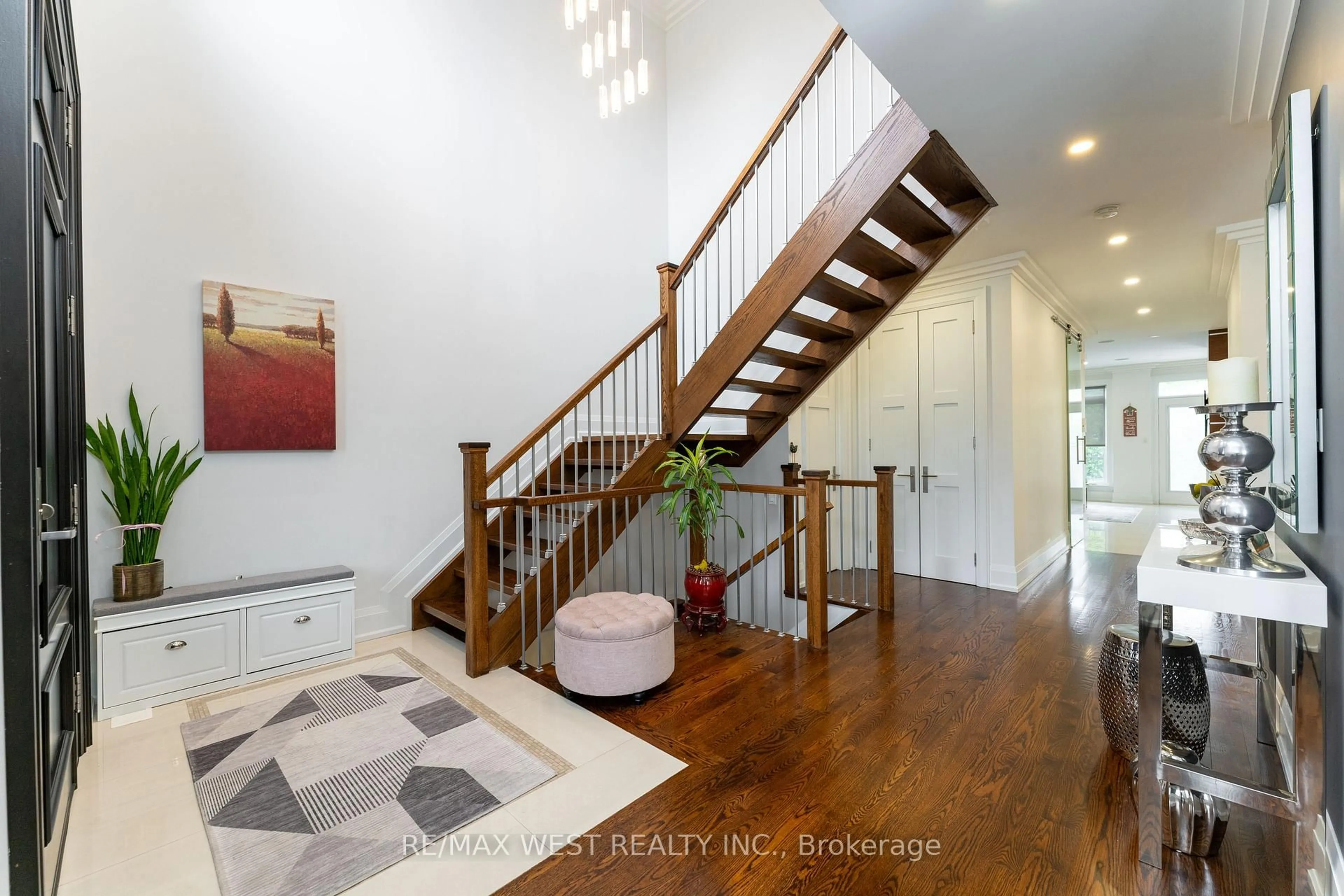 Indoor entryway for 1152 Glengrove Ave, Toronto Ontario M6B 2K4