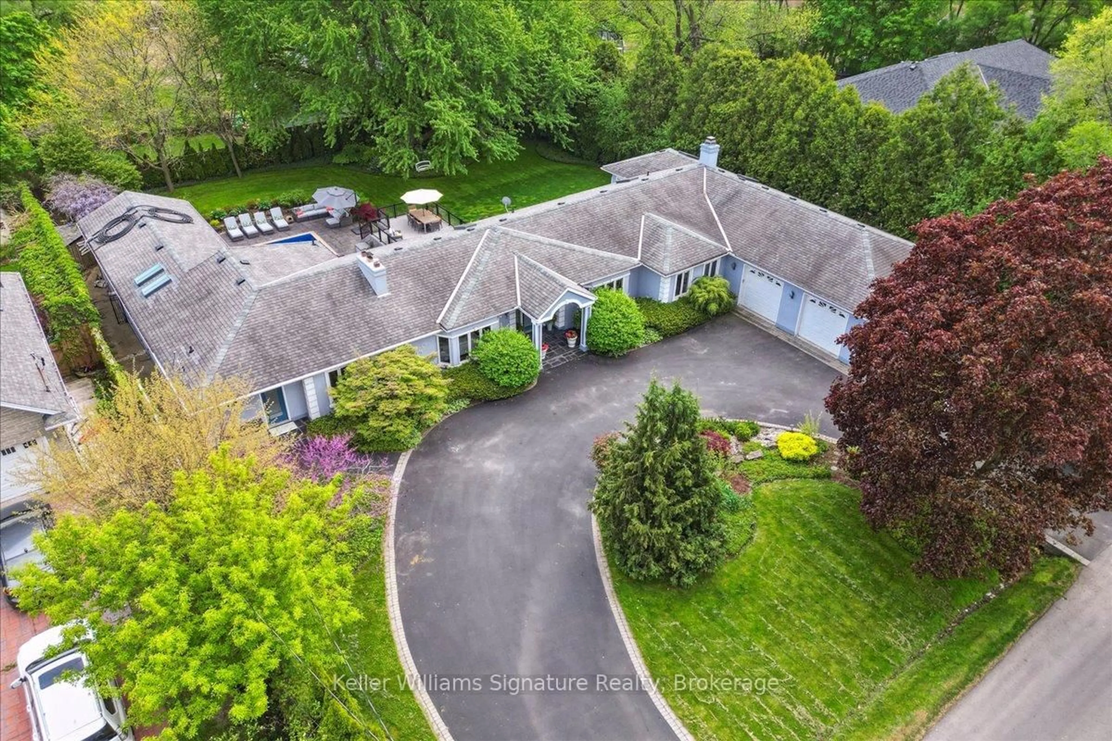 A pic from outside/outdoor area/front of a property/back of a property/a pic from drone, street for 20 Craven Ave, Burlington Ontario L7P 0T4