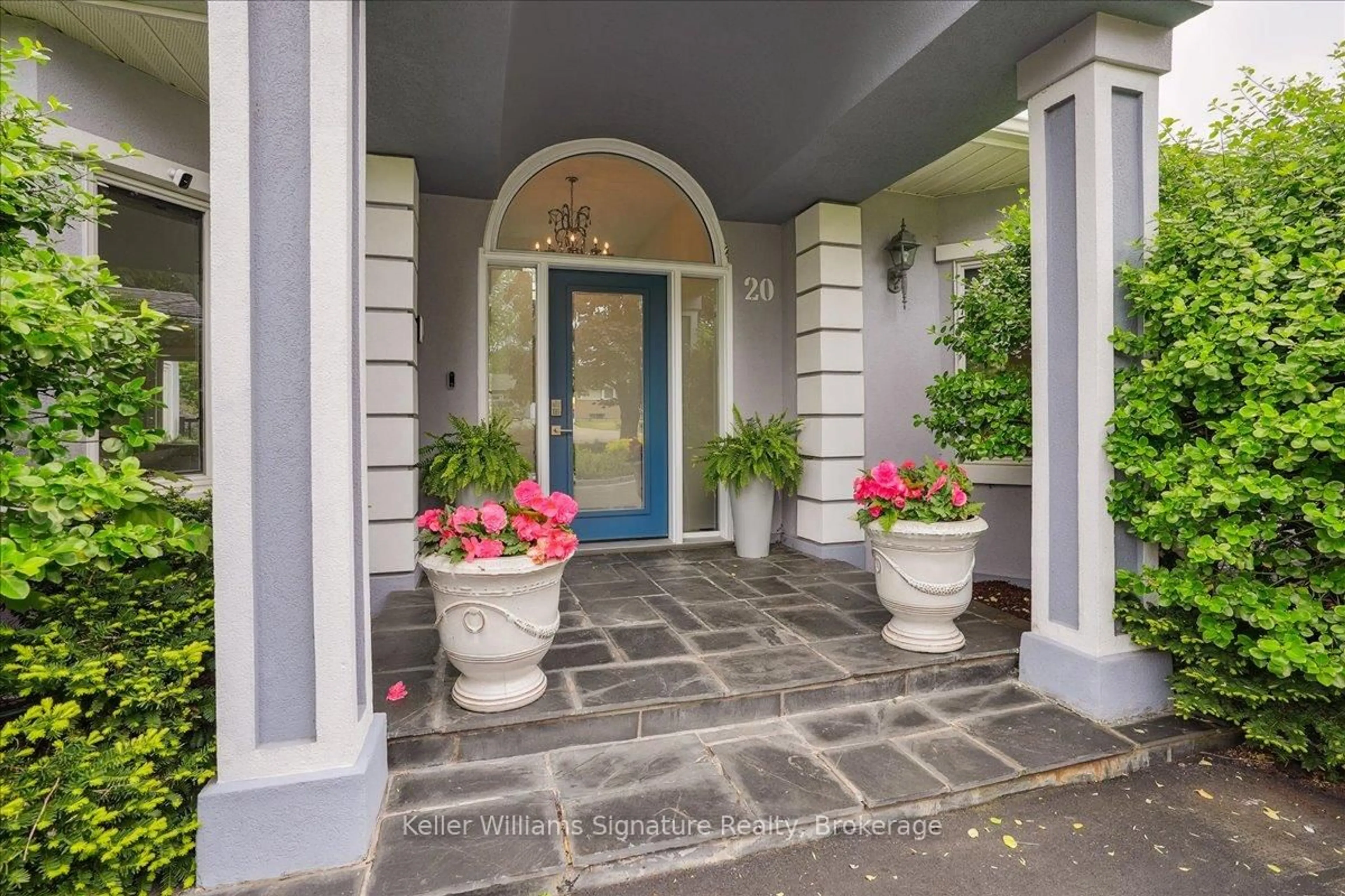 Indoor entryway for 20 Craven Ave, Burlington Ontario L7P 0T4