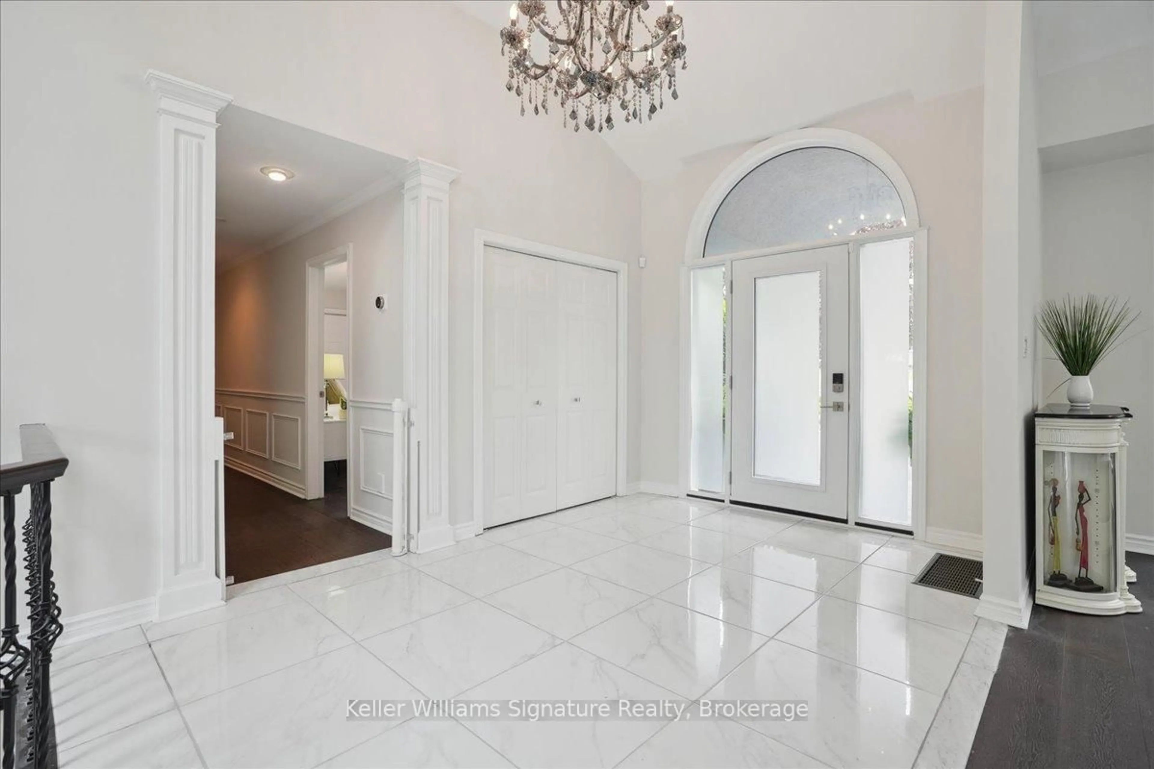 Indoor foyer for 20 Craven Ave, Burlington Ontario L7P 0T4