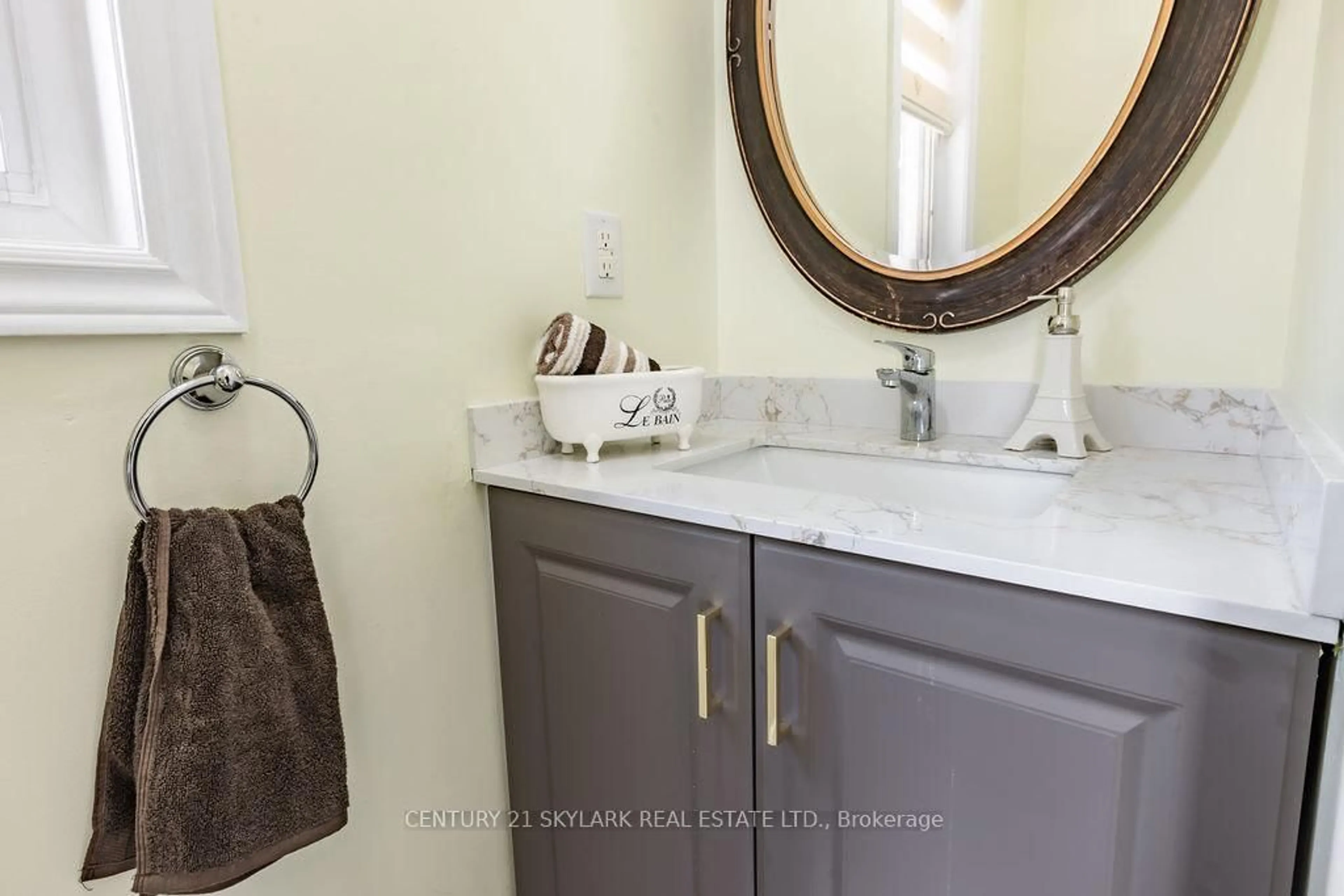 Contemporary bathroom, ceramic/tile floor for 47 Niceview Dr, Brampton Ontario L6R 0M9