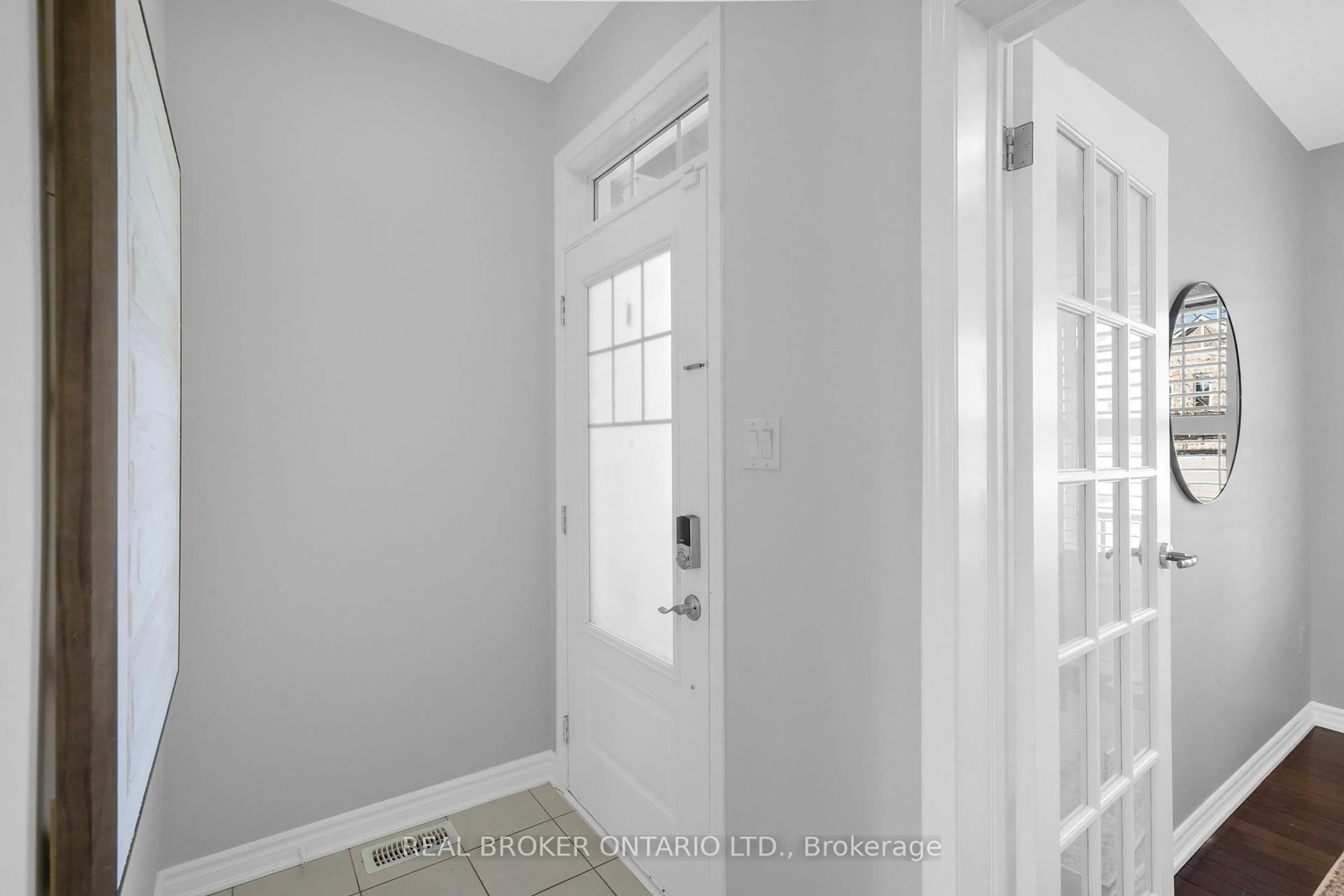Indoor entryway for 187 Leiterman Dr, Milton Ontario L9T 8B5