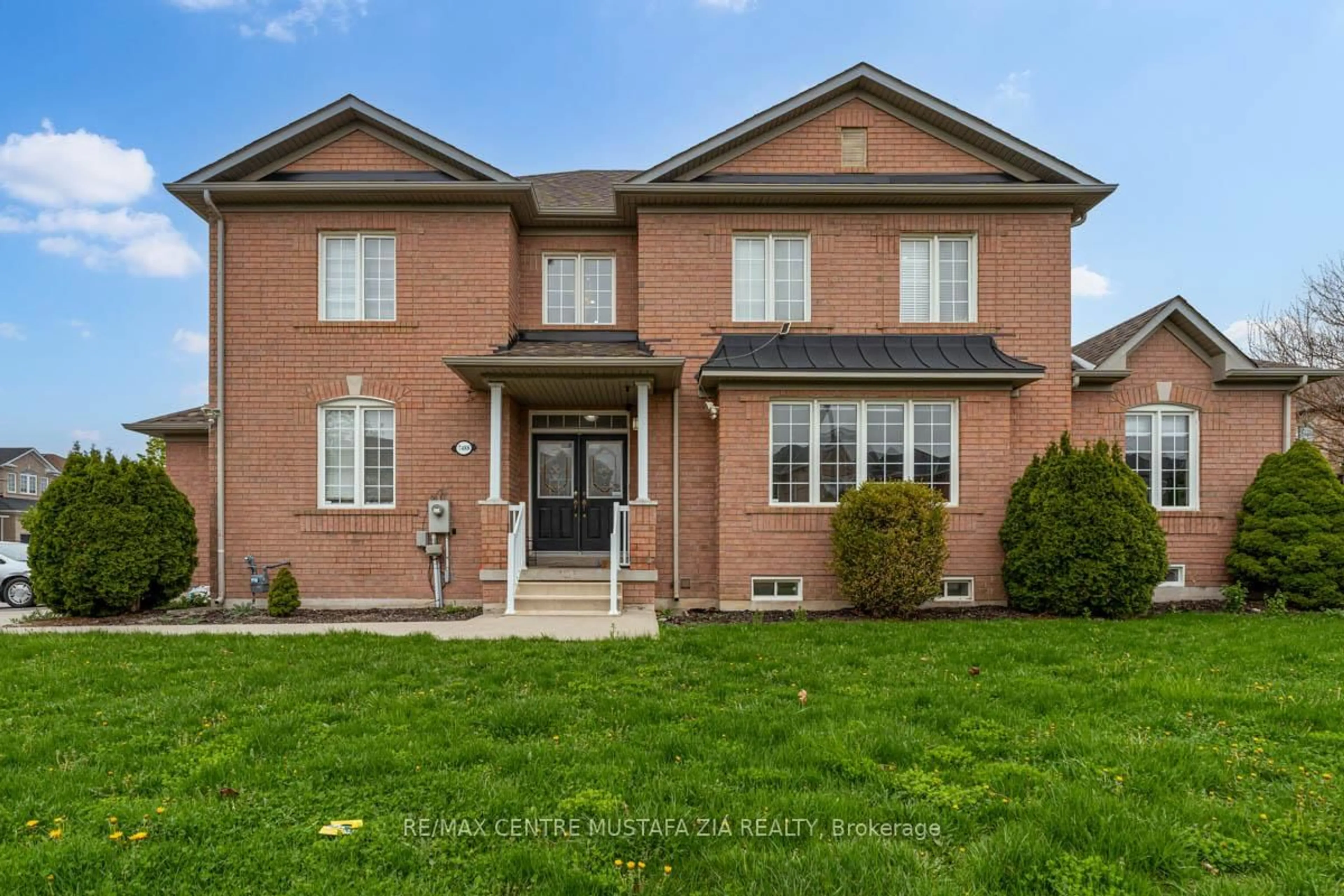 Home with brick exterior material, street for 7488 Russian Olive Clse, Mississauga Ontario L5N 8N6