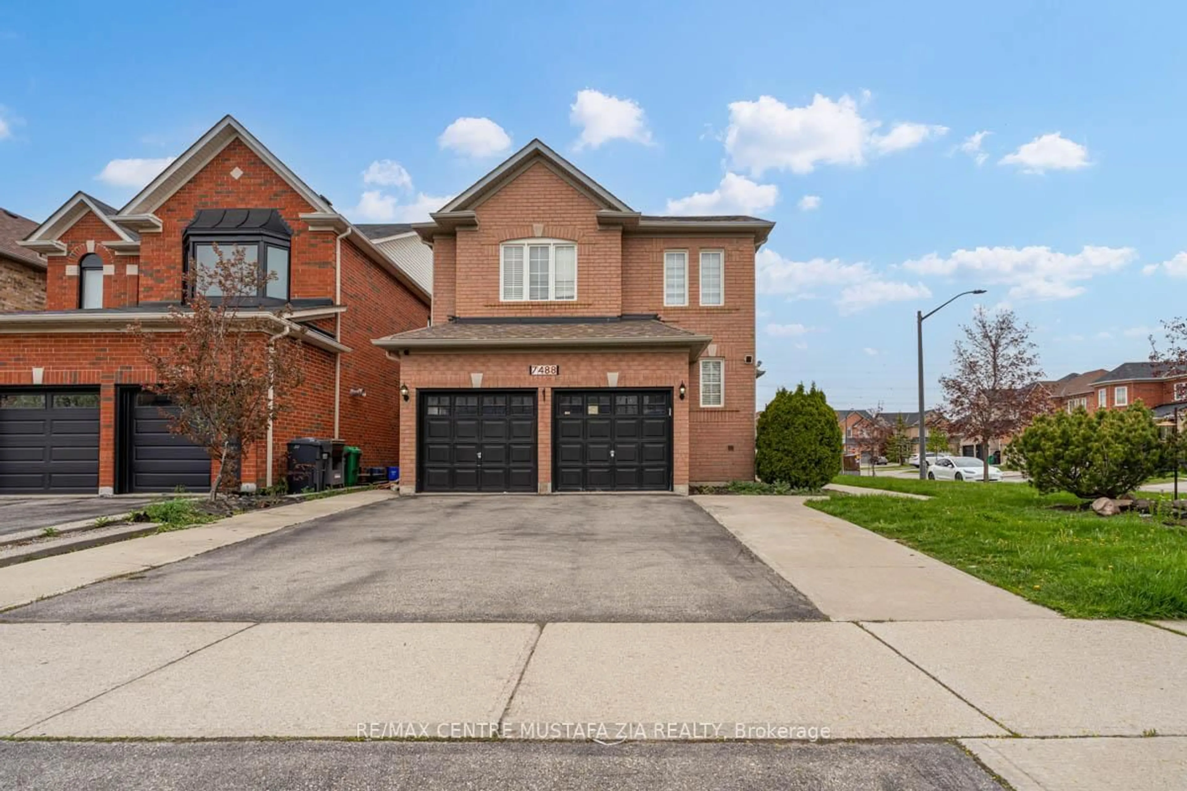Home with brick exterior material, street for 7488 Russian Olive Clse, Mississauga Ontario L5N 8N6