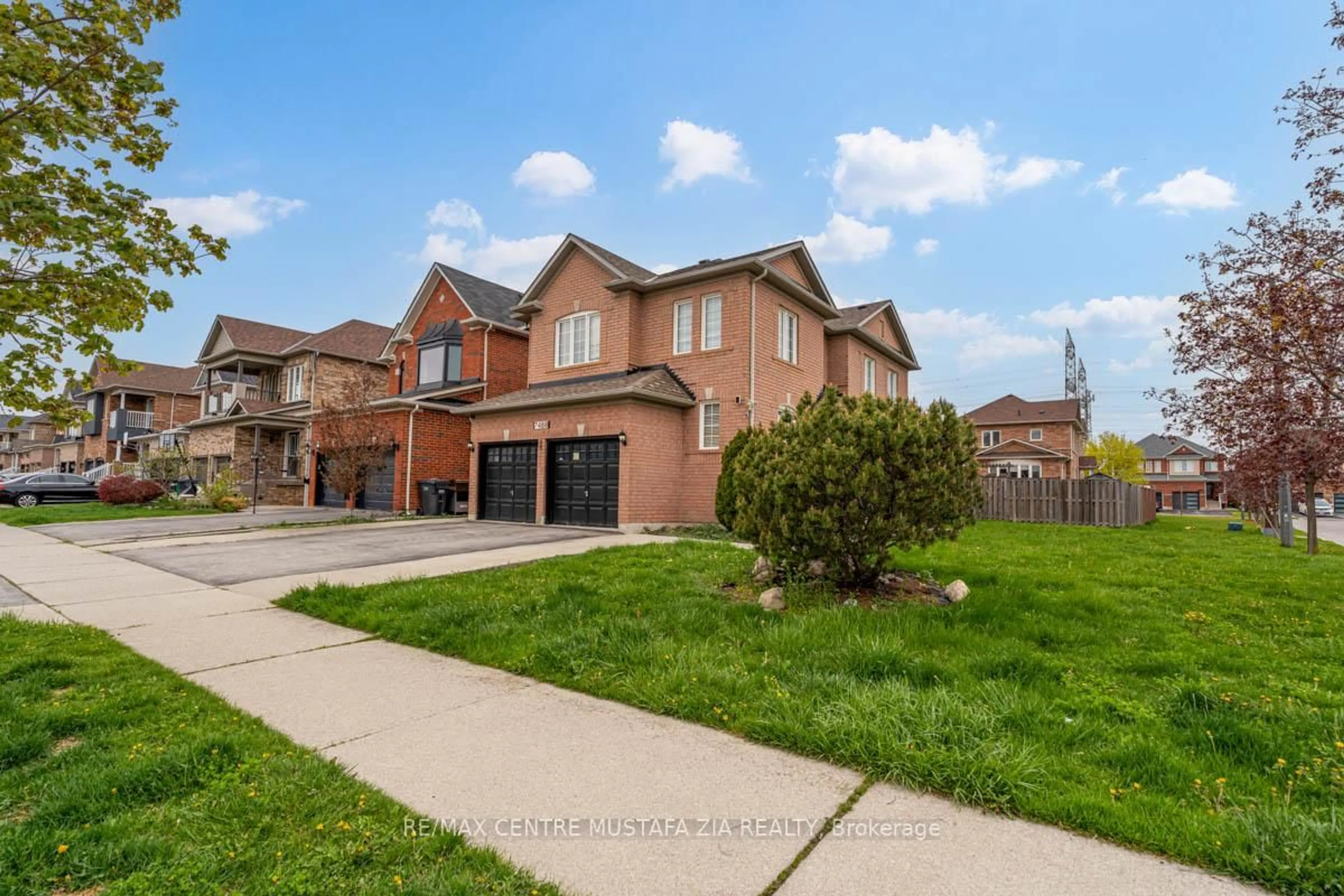 Home with brick exterior material, street for 7488 Russian Olive Clse, Mississauga Ontario L5N 8N6