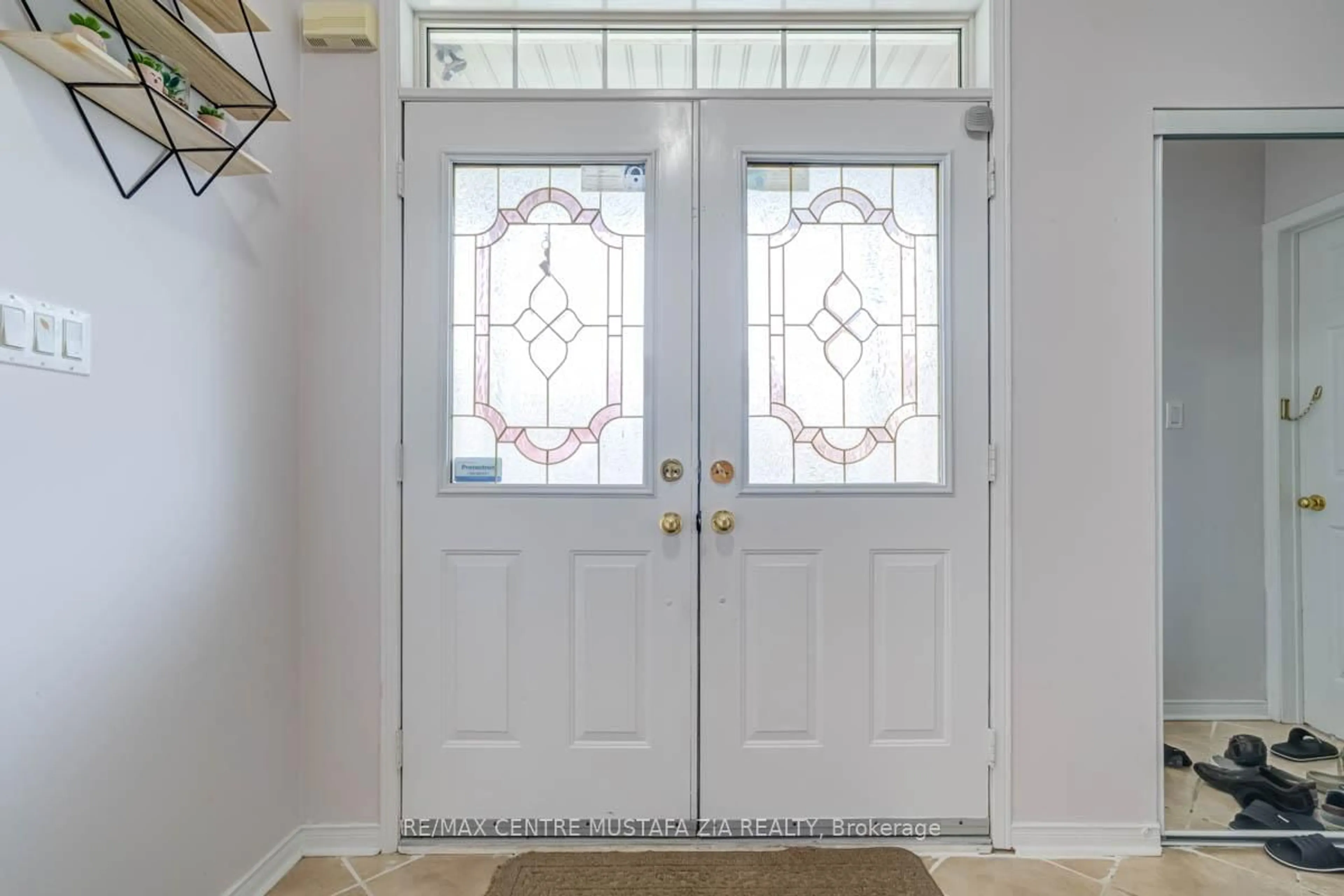 Indoor entryway for 7488 Russian Olive Clse, Mississauga Ontario L5N 8N6