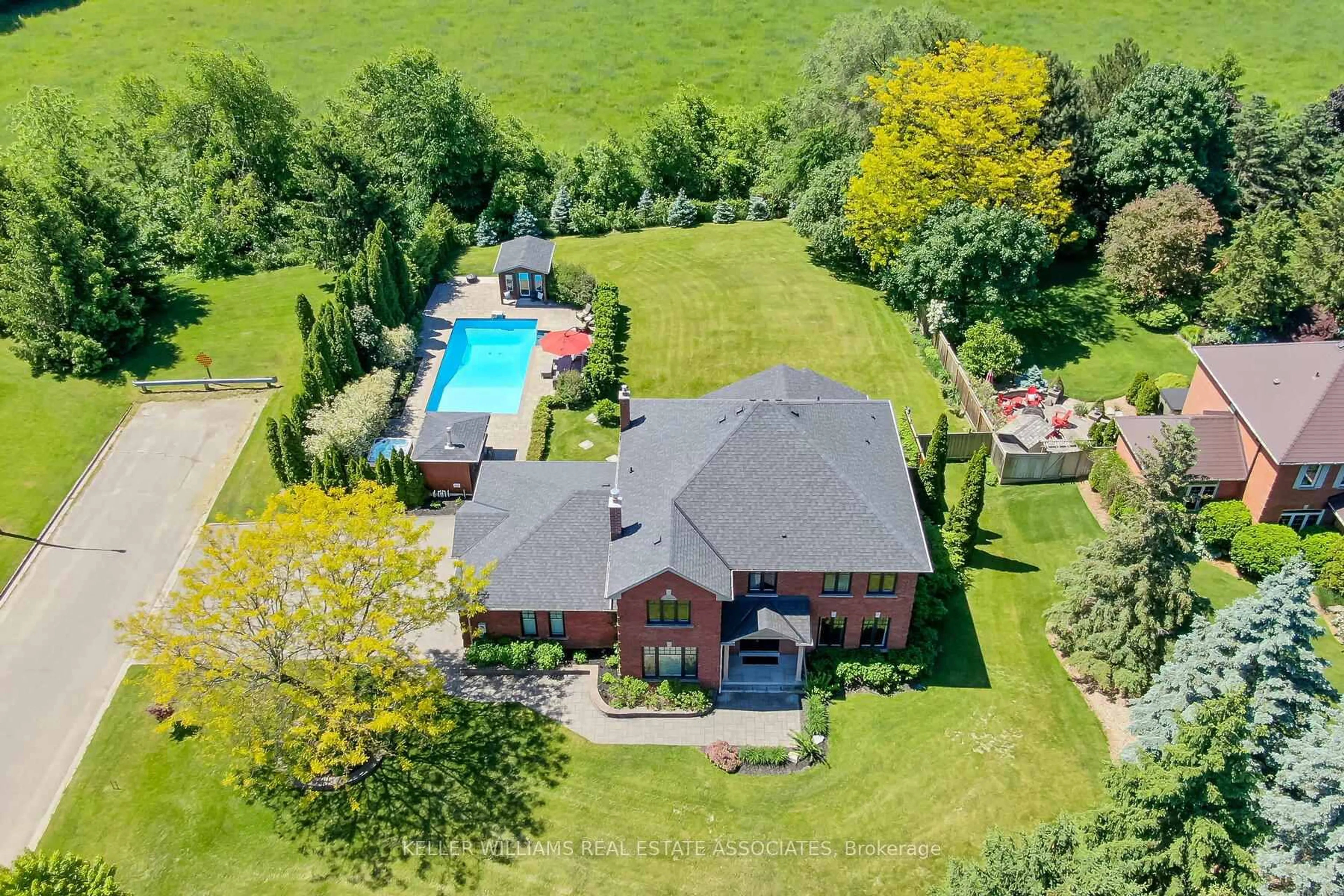 A pic from outside/outdoor area/front of a property/back of a property/a pic from drone, unknown for 17 Oak Ridge Dr, Halton Hills Ontario L7G 5G6