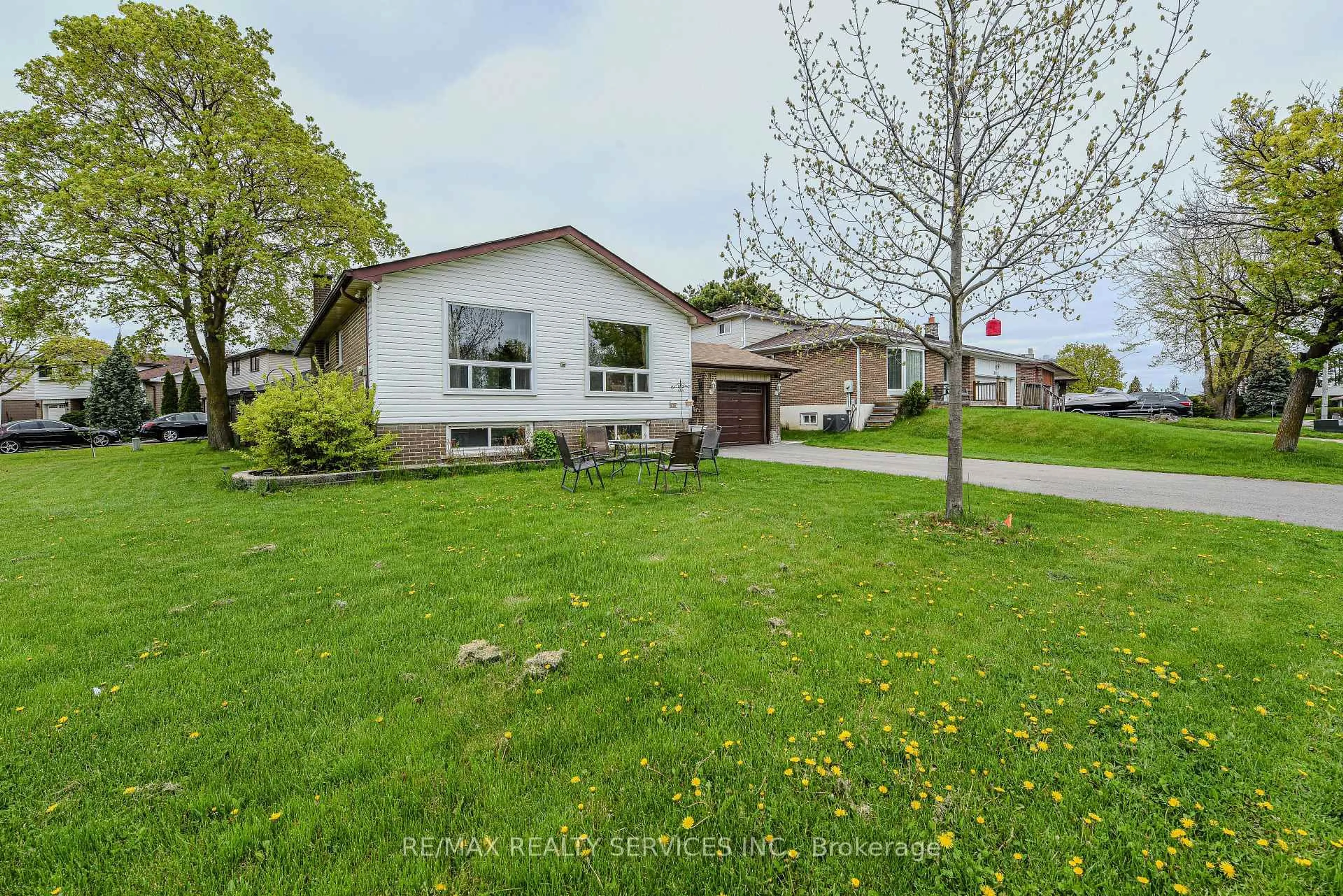 A pic from outside/outdoor area/front of a property/back of a property/a pic from drone, street for 383 Bartley Bull Pkwy, Brampton Ontario L6W 2M1
