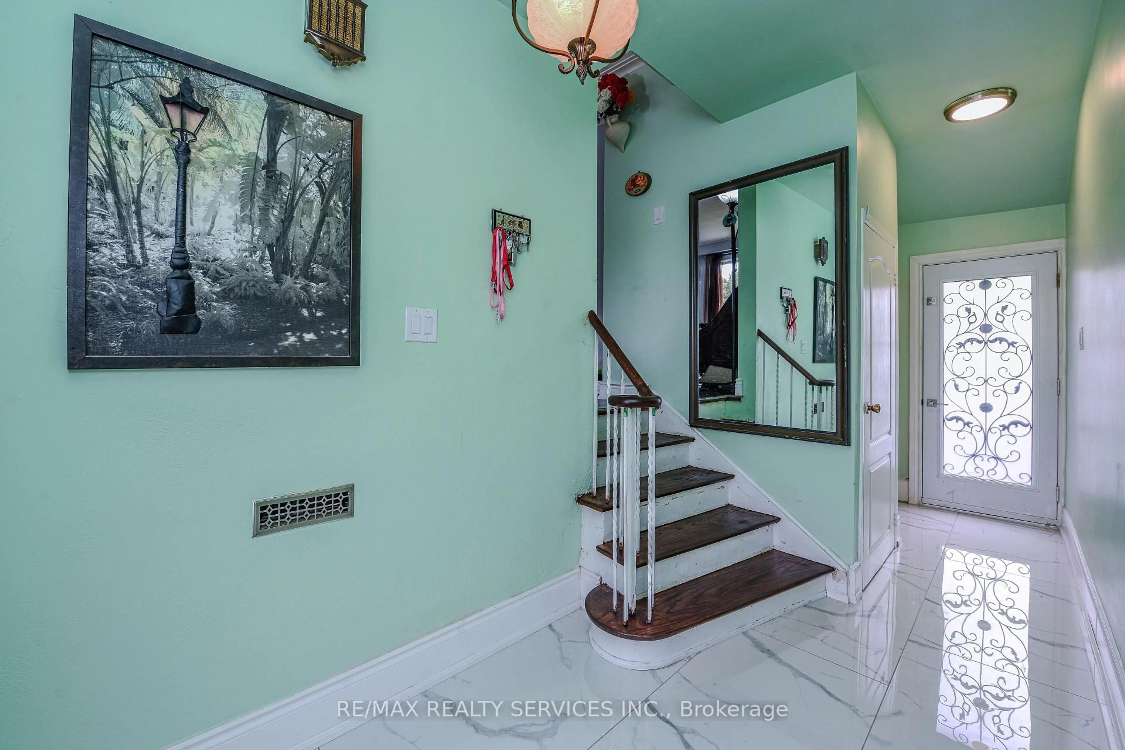 Indoor foyer for 383 Bartley Bull Pkwy, Brampton Ontario L6W 2M1