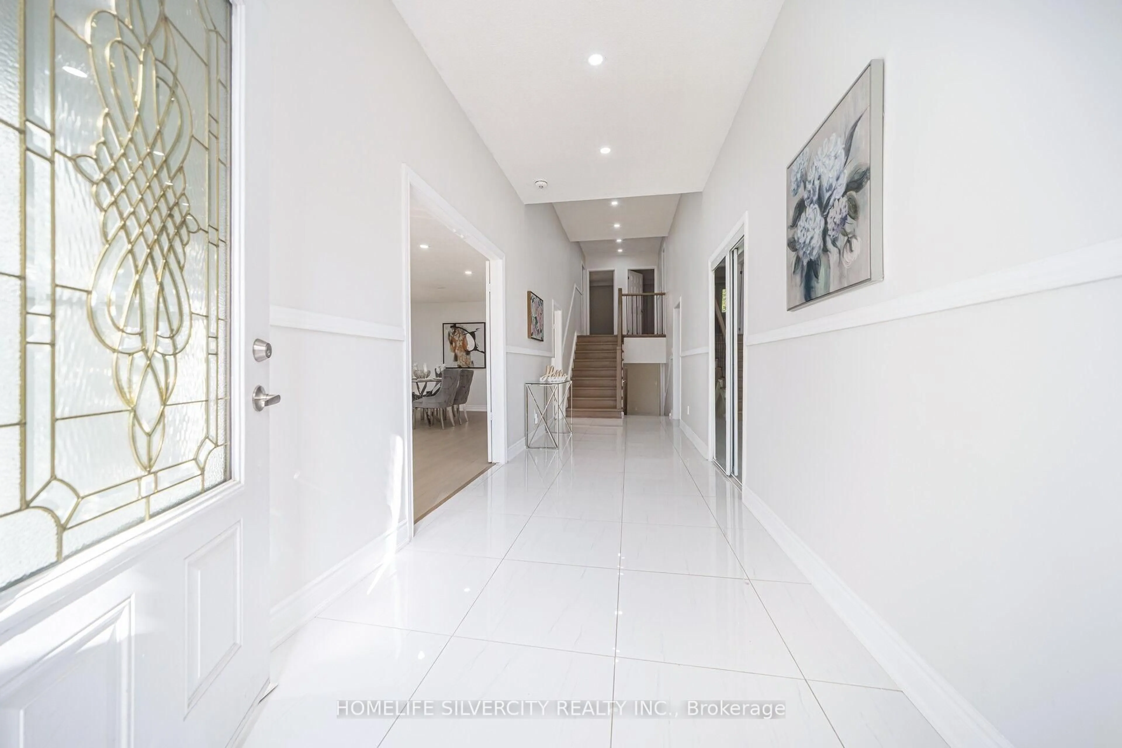 Indoor foyer for 71 Massey St, Brampton Ontario L6S 3A3