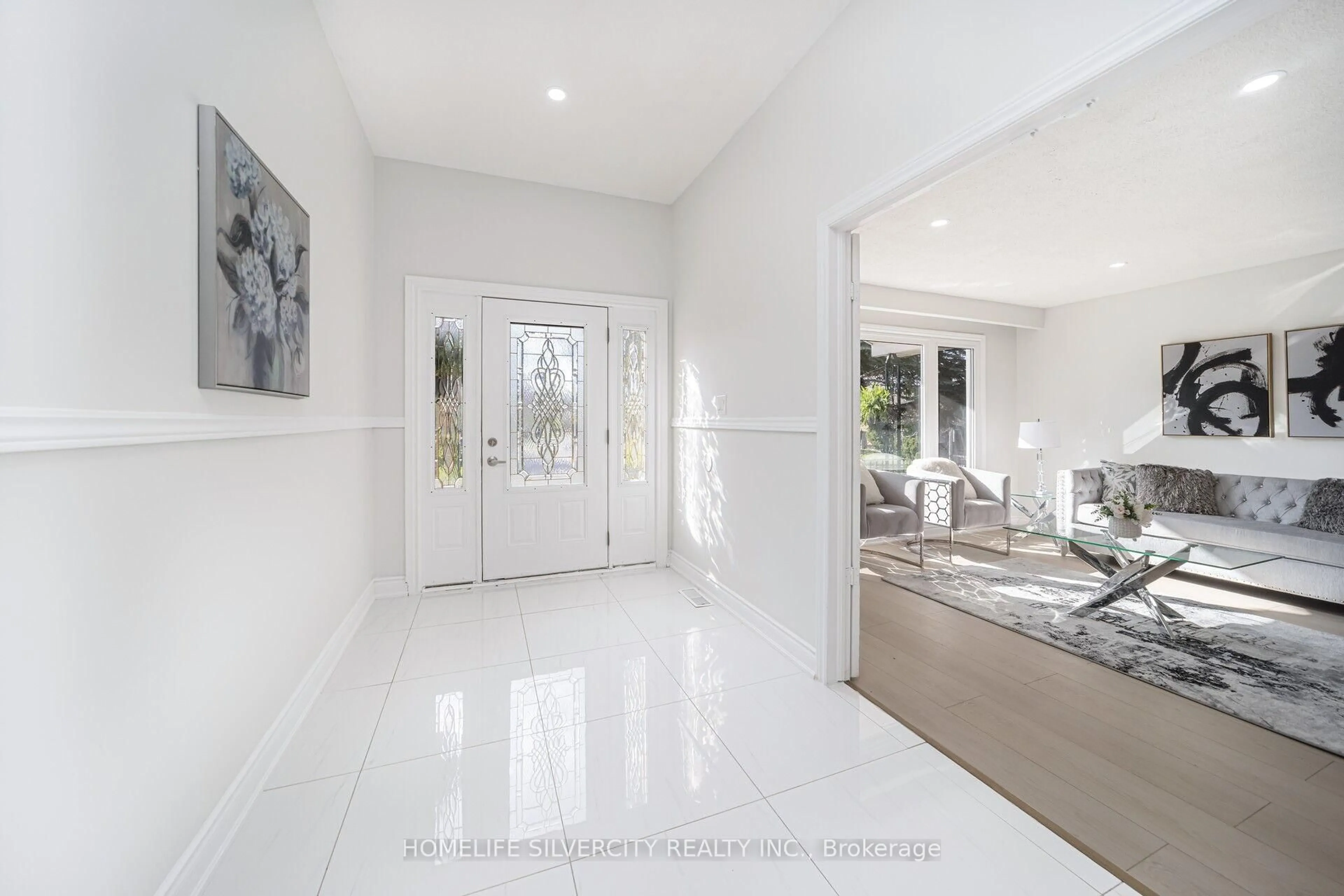 Indoor entryway for 71 Massey St, Brampton Ontario L6S 3A3