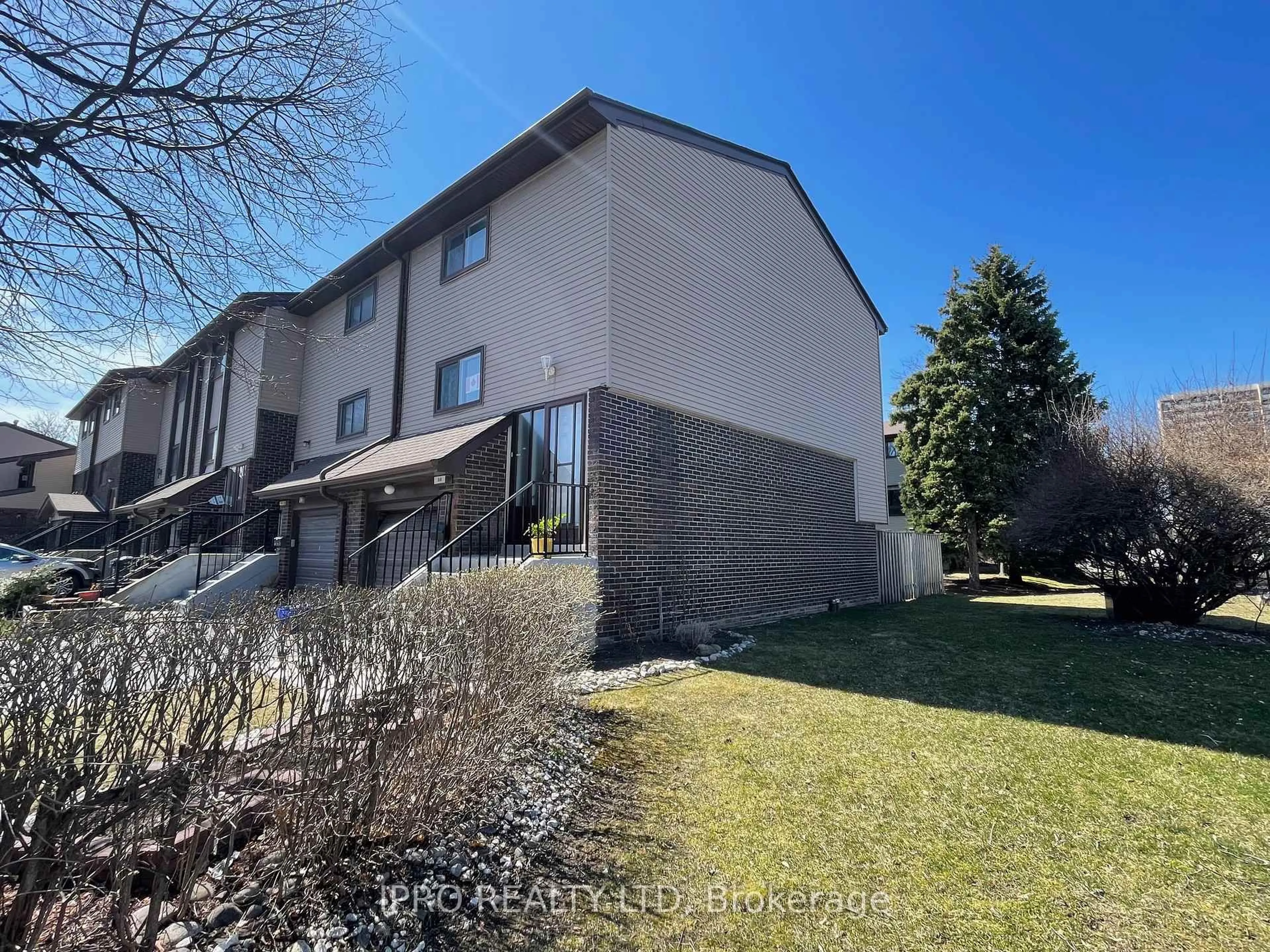 A pic from outside/outdoor area/front of a property/back of a property/a pic from drone, unknown for 66 Carleton Pl, Brampton Ontario L6T 3Z4