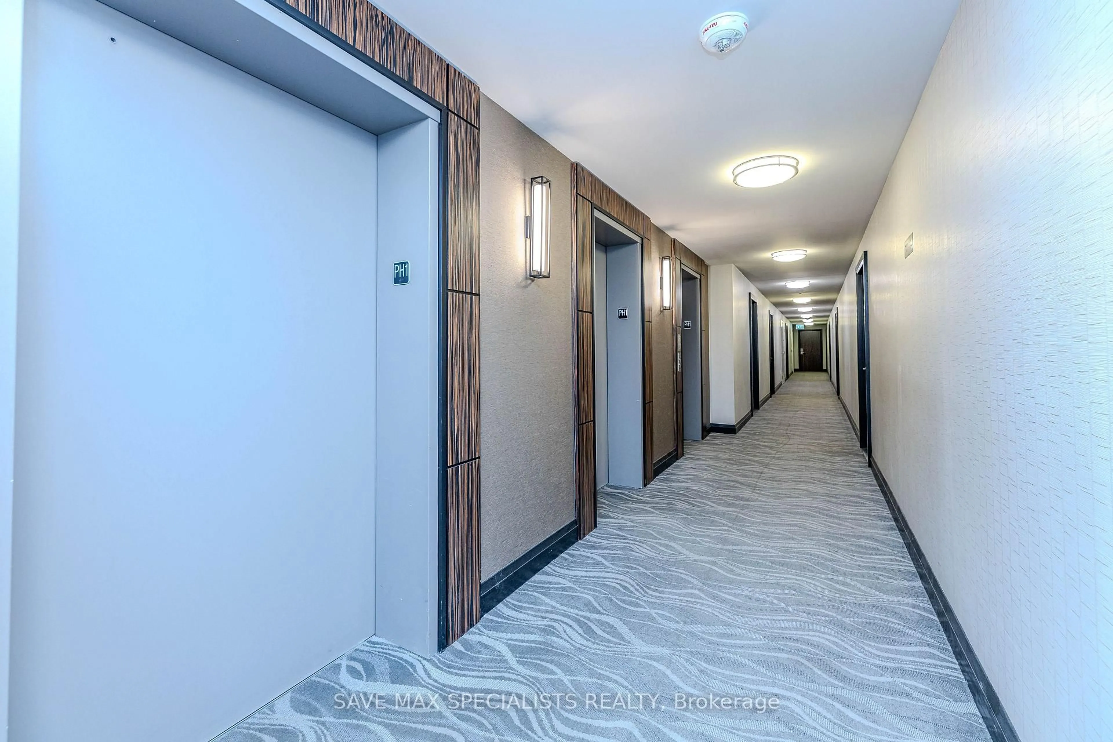 Indoor foyer for 349 Rathburn Rd #Ph 116, Mississauga Ontario L5B 0G9