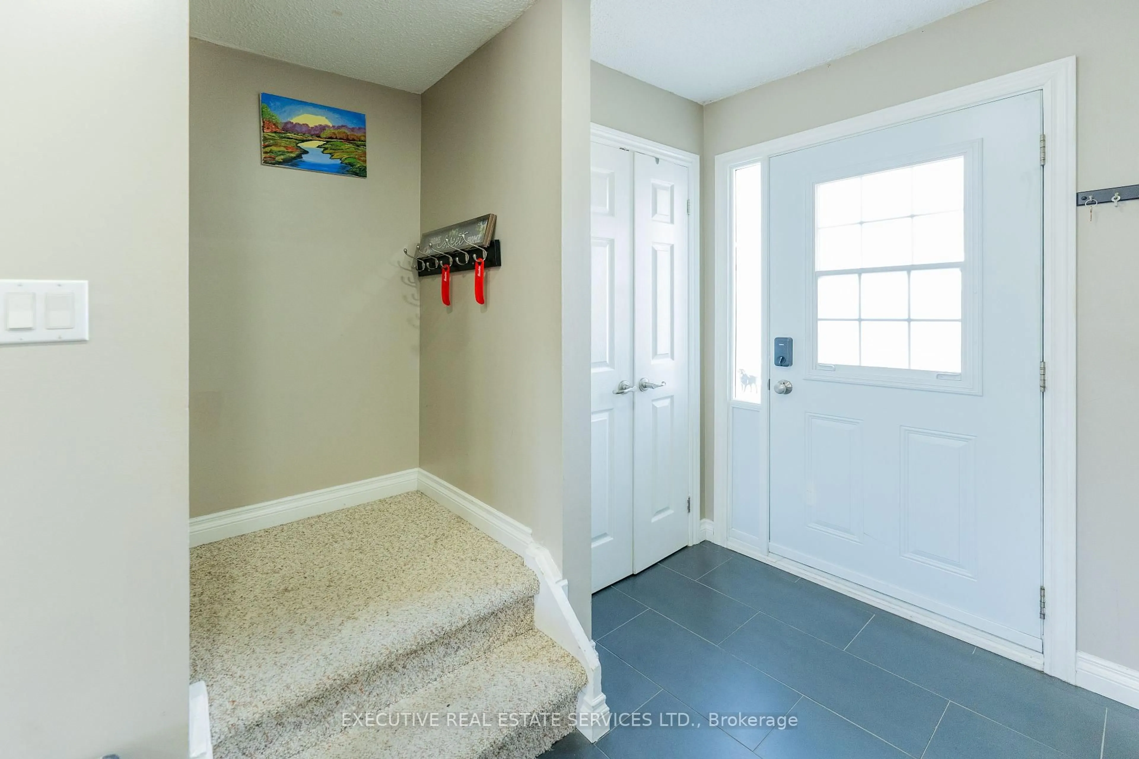 Indoor entryway for 24 KINGHAM ROAD N/A, Halton Hills Ontario L7J 1S4