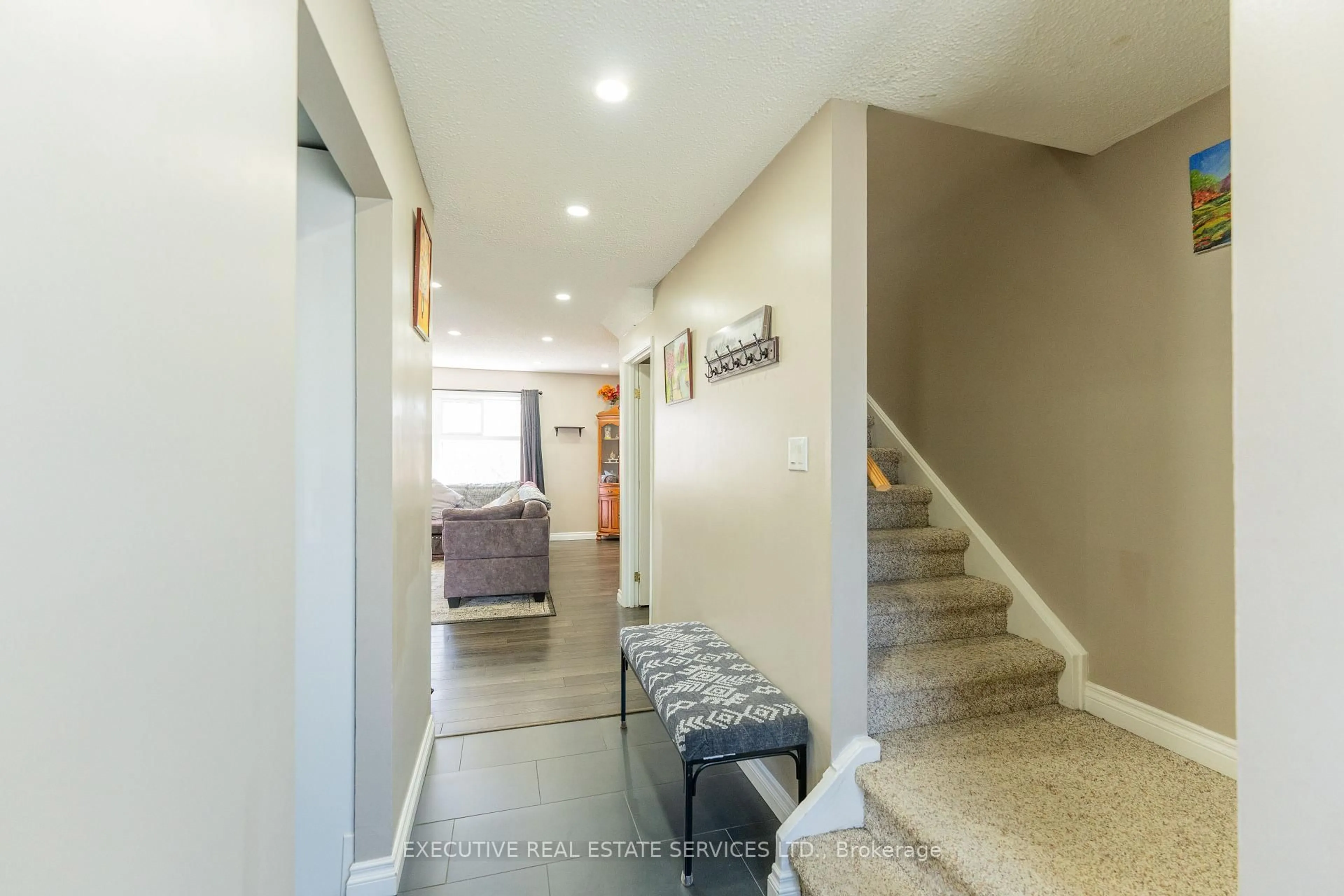 Indoor foyer for 24 KINGHAM ROAD N/A, Halton Hills Ontario L7J 1S4
