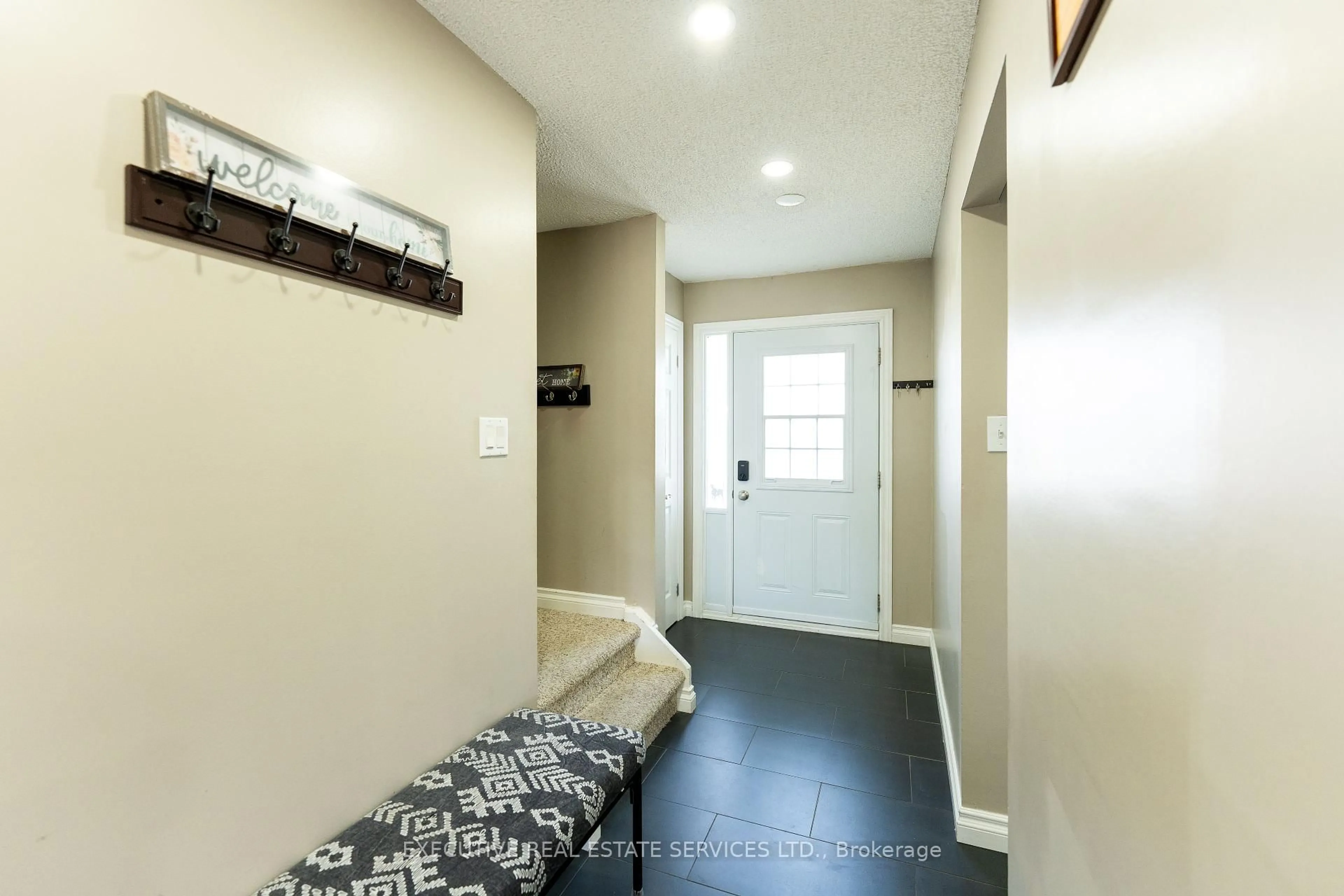 Indoor entryway for 24 KINGHAM ROAD N/A, Halton Hills Ontario L7J 1S4