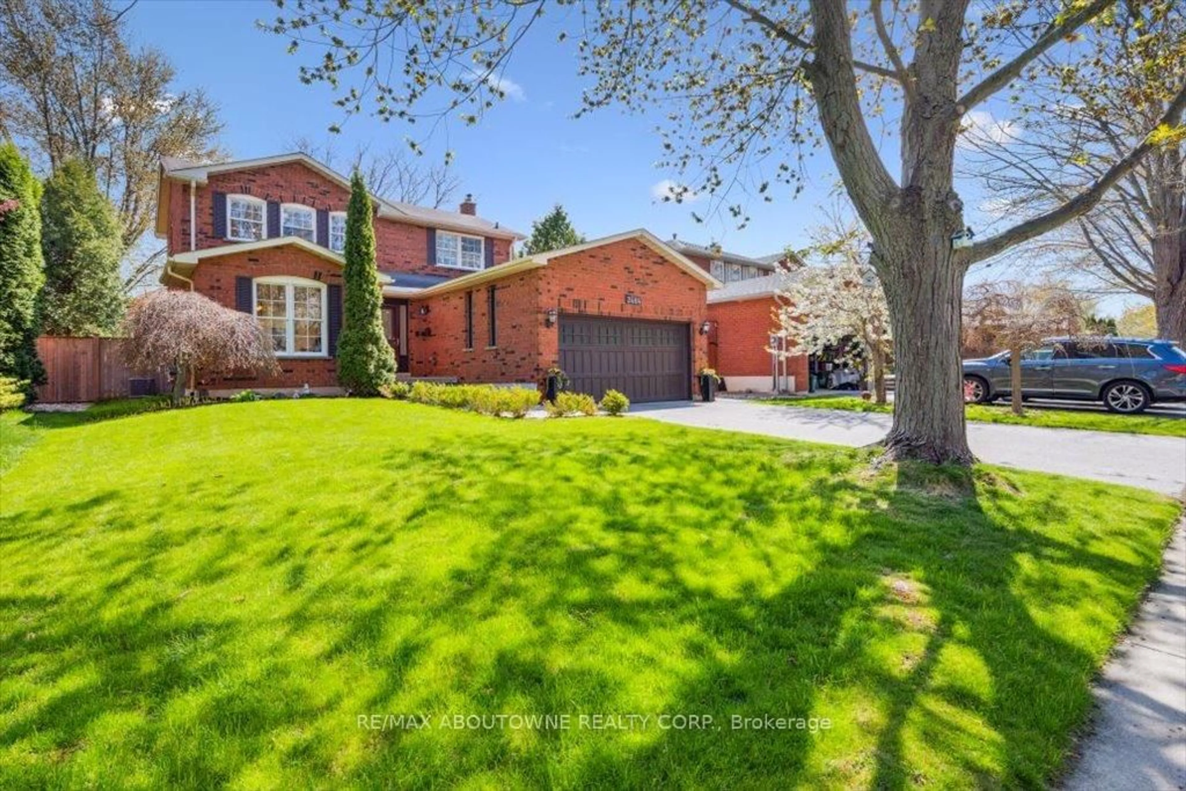 A pic from outside/outdoor area/front of a property/back of a property/a pic from drone, street for 3484 Wilmot Cres, Oakville Ontario L6L 6E1