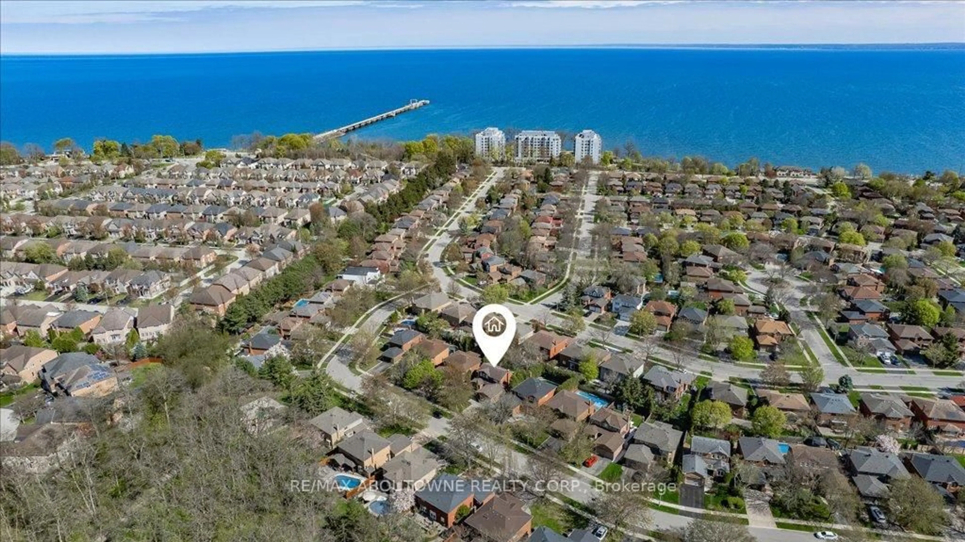 A pic from outside/outdoor area/front of a property/back of a property/a pic from drone, water/lake/river/ocean view for 3484 Wilmot Cres, Oakville Ontario L6L 6E1