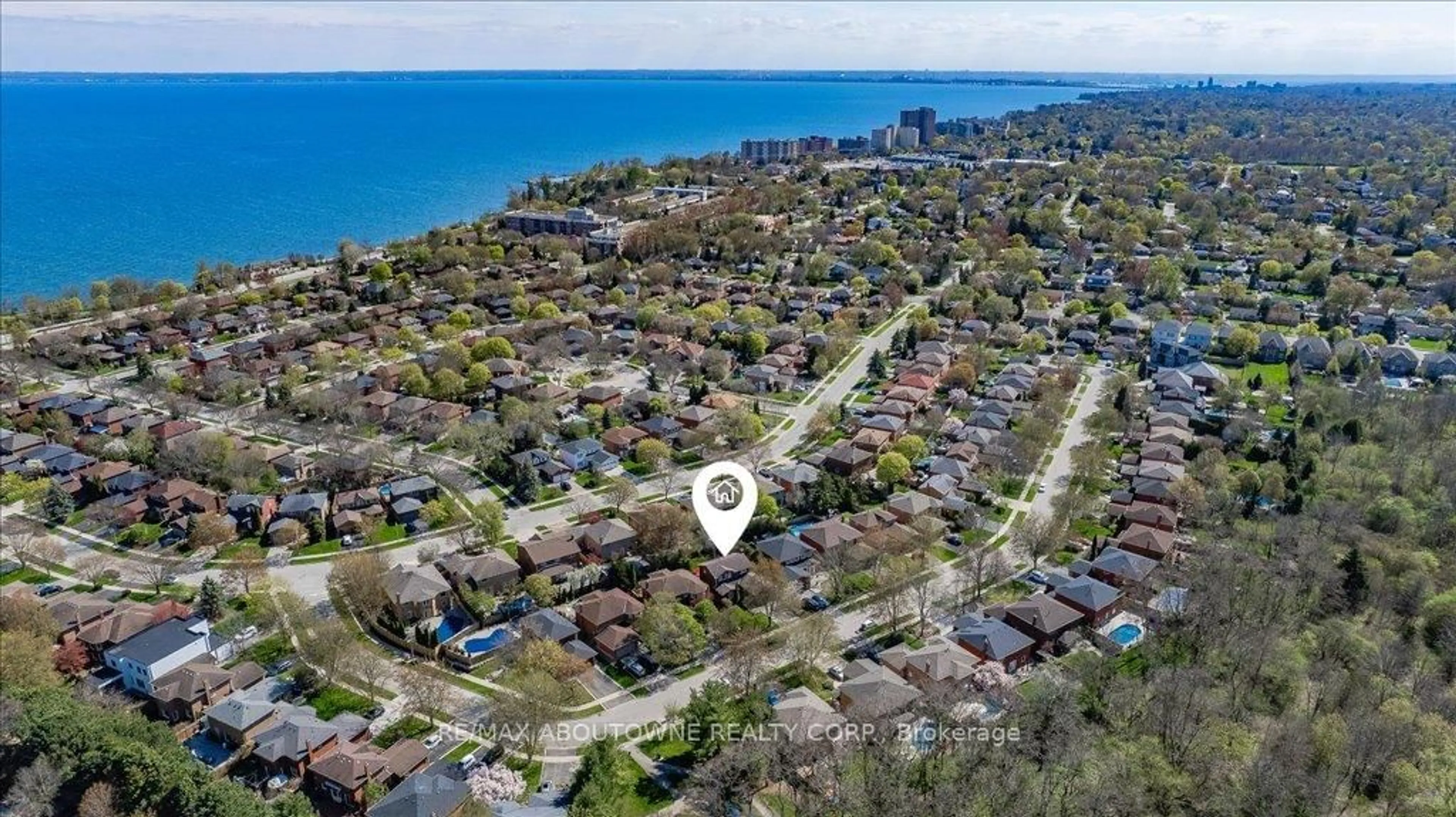 A pic from outside/outdoor area/front of a property/back of a property/a pic from drone, water/lake/river/ocean view for 3484 Wilmot Cres, Oakville Ontario L6L 6E1