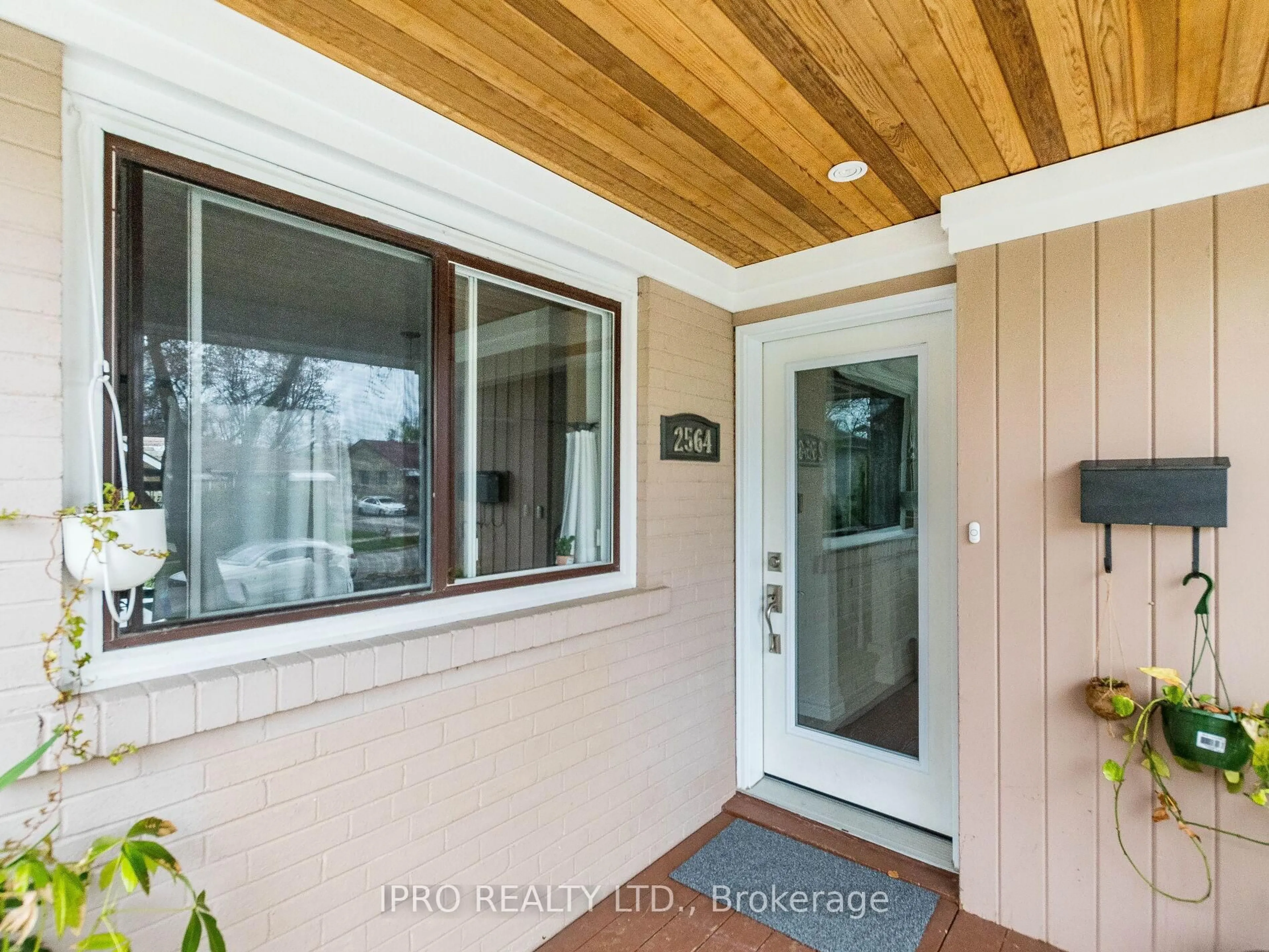 Indoor entryway for 2564 Lundigan Dr, Mississauga Ontario L5J 3W1