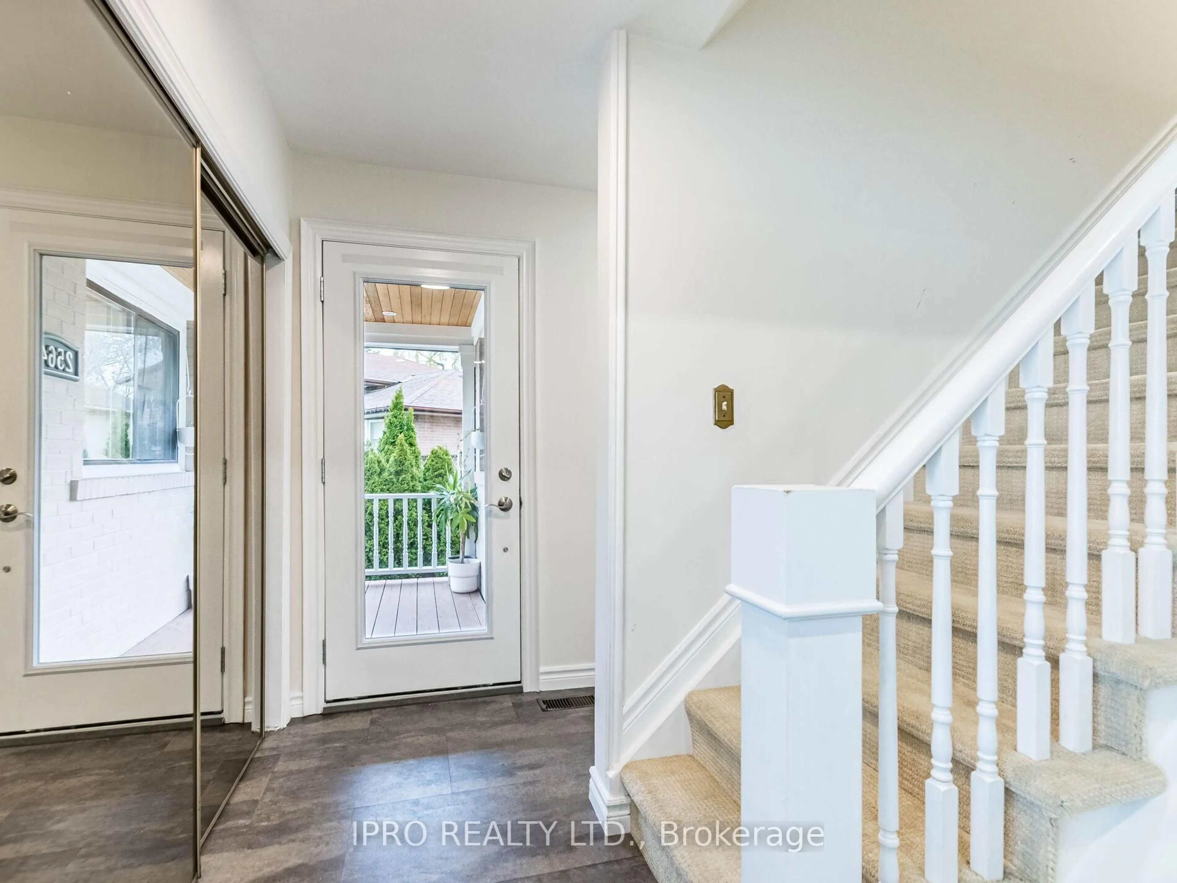 Indoor entryway for 2564 Lundigan Dr, Mississauga Ontario L5J 3W1