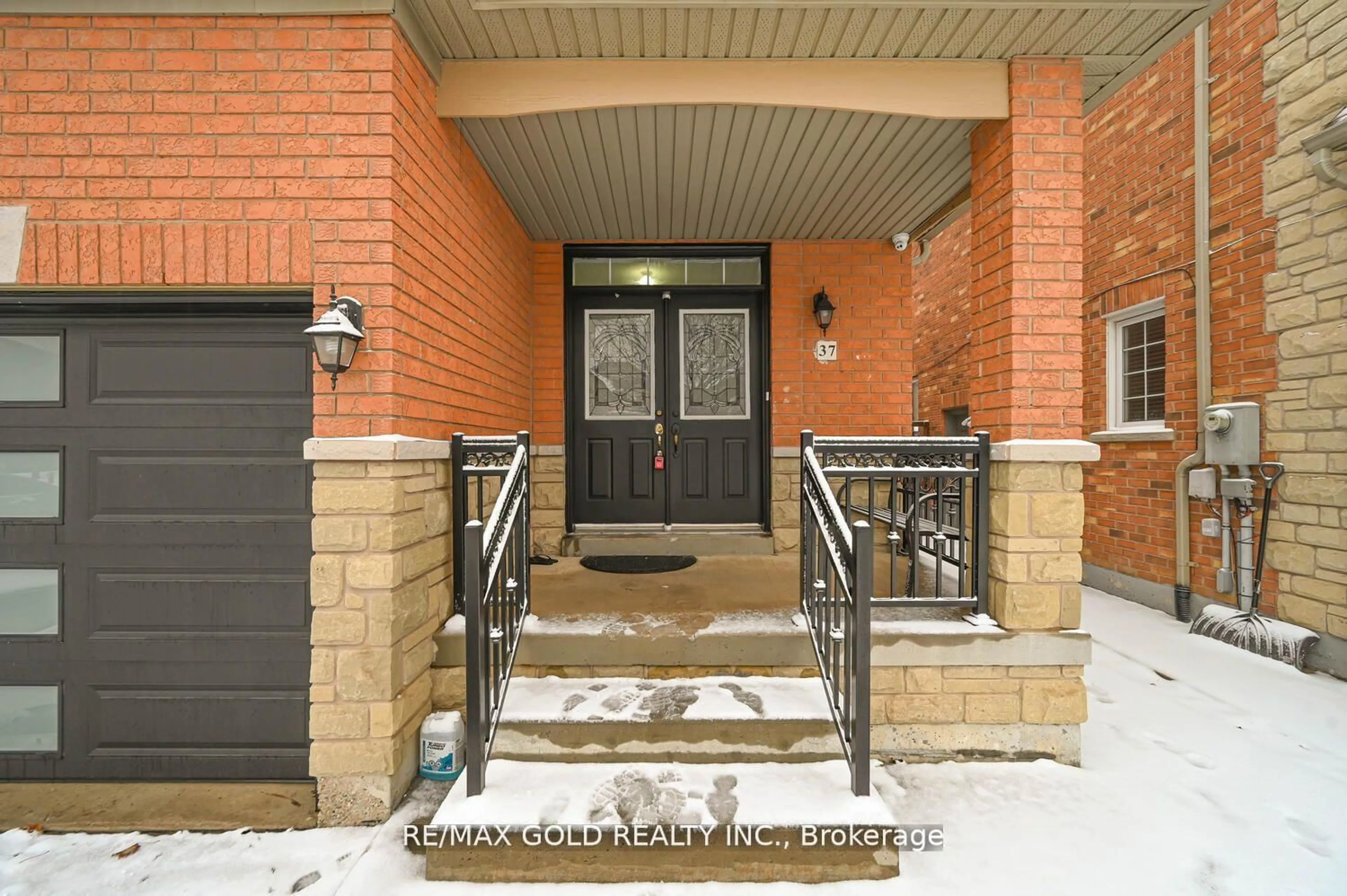 Indoor entryway for 37 Redwillow Rd, Brampton Ontario L6P 1Z8