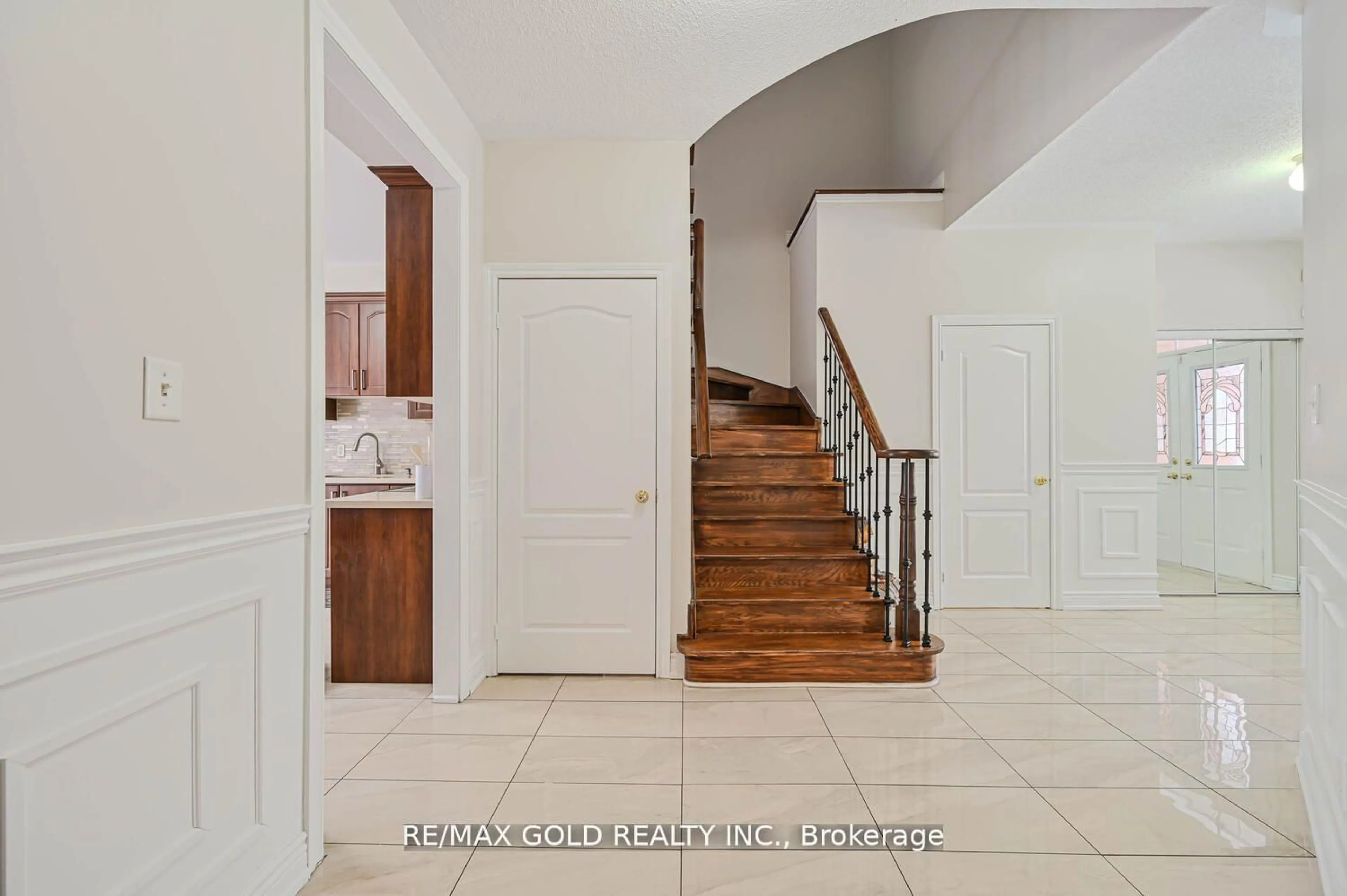 Indoor entryway for 37 Redwillow Rd, Brampton Ontario L6P 1Z8