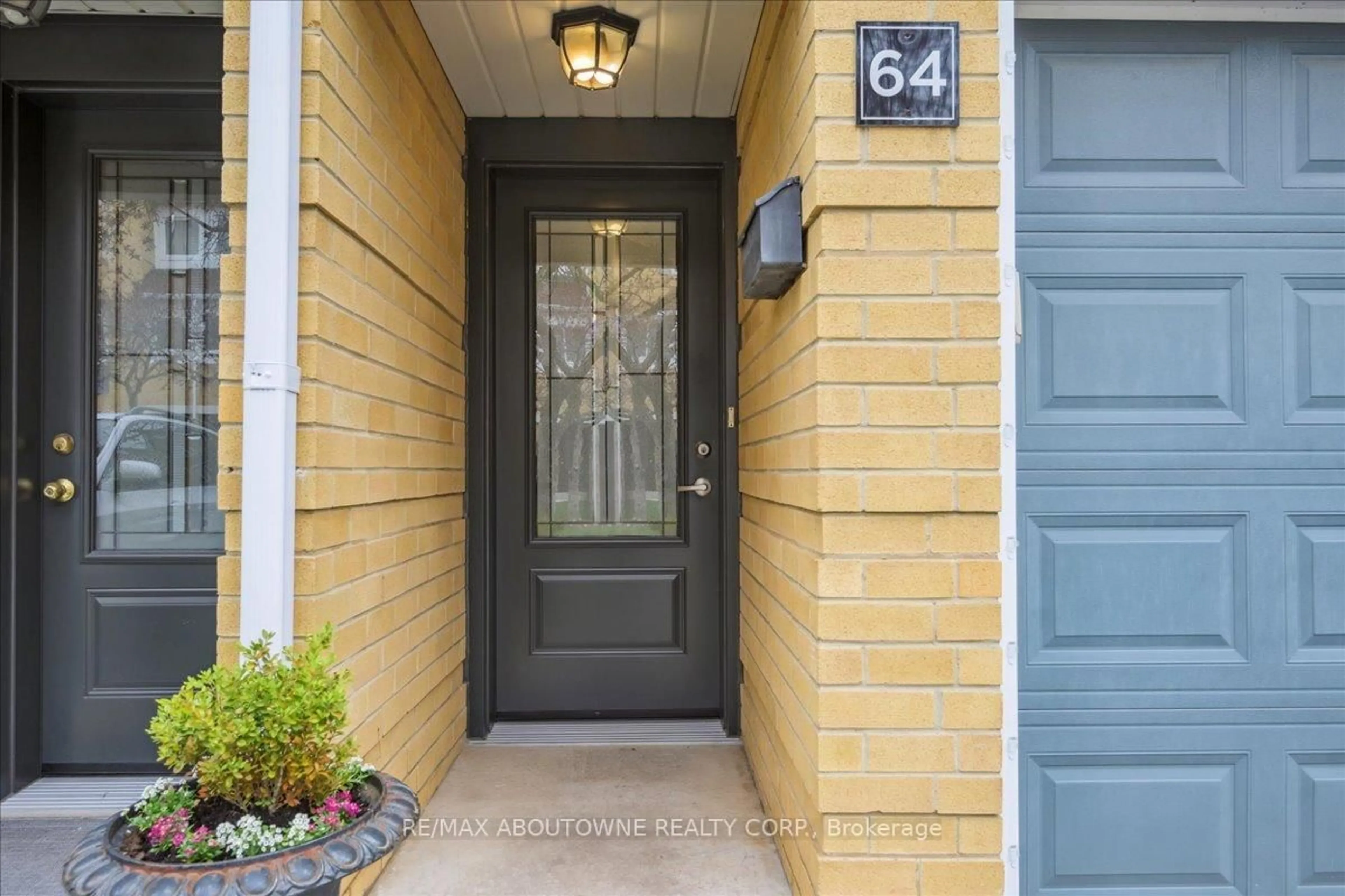 Indoor entryway for 2300 Brays Lane #64, Oakville Ontario L6M 3J9