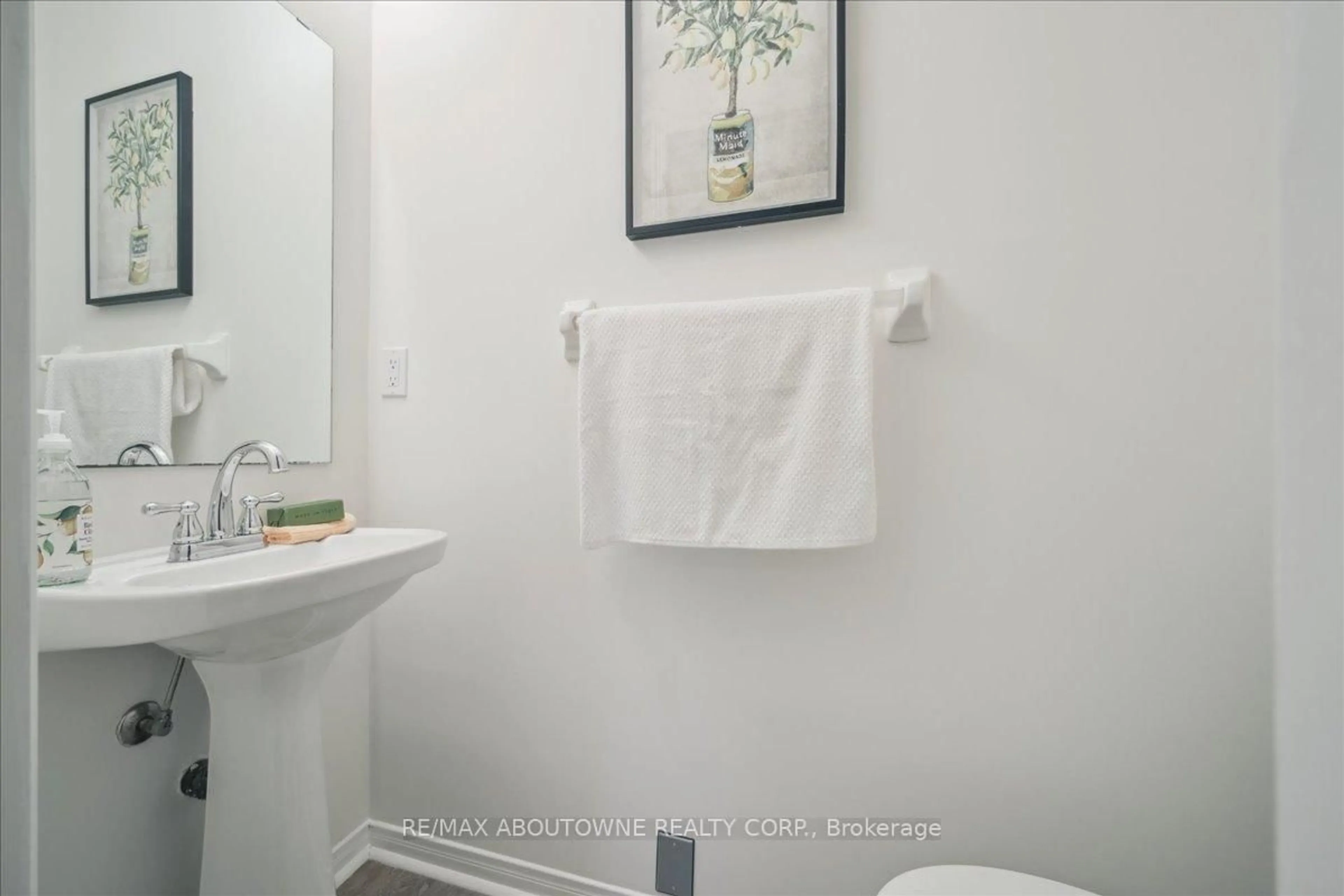 Standard bathroom, ceramic/tile floor for 2300 Brays Lane #64, Oakville Ontario L6M 3J9
