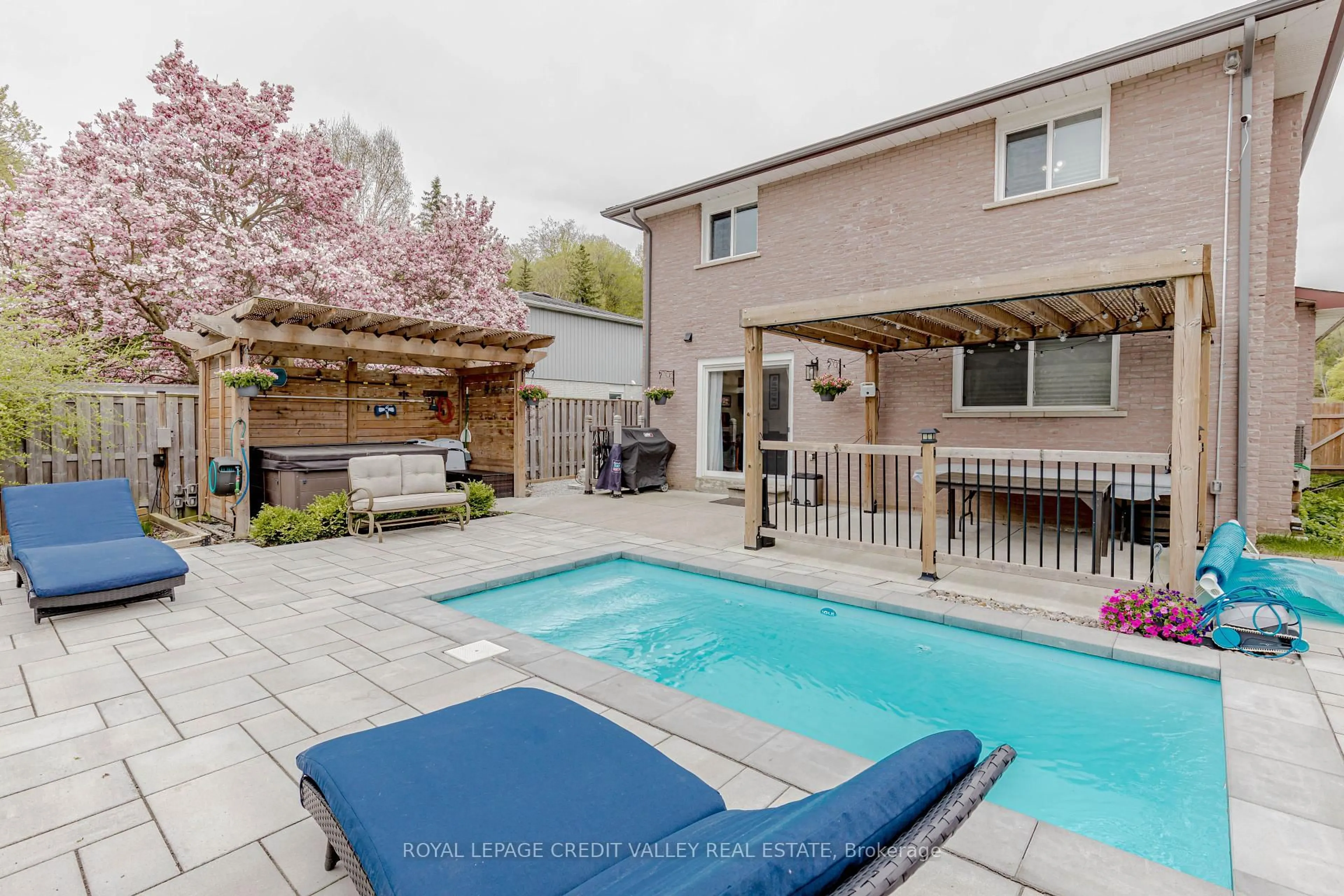 Patio, street for 119 Connaught Cres, Caledon Ontario L7E 2S3