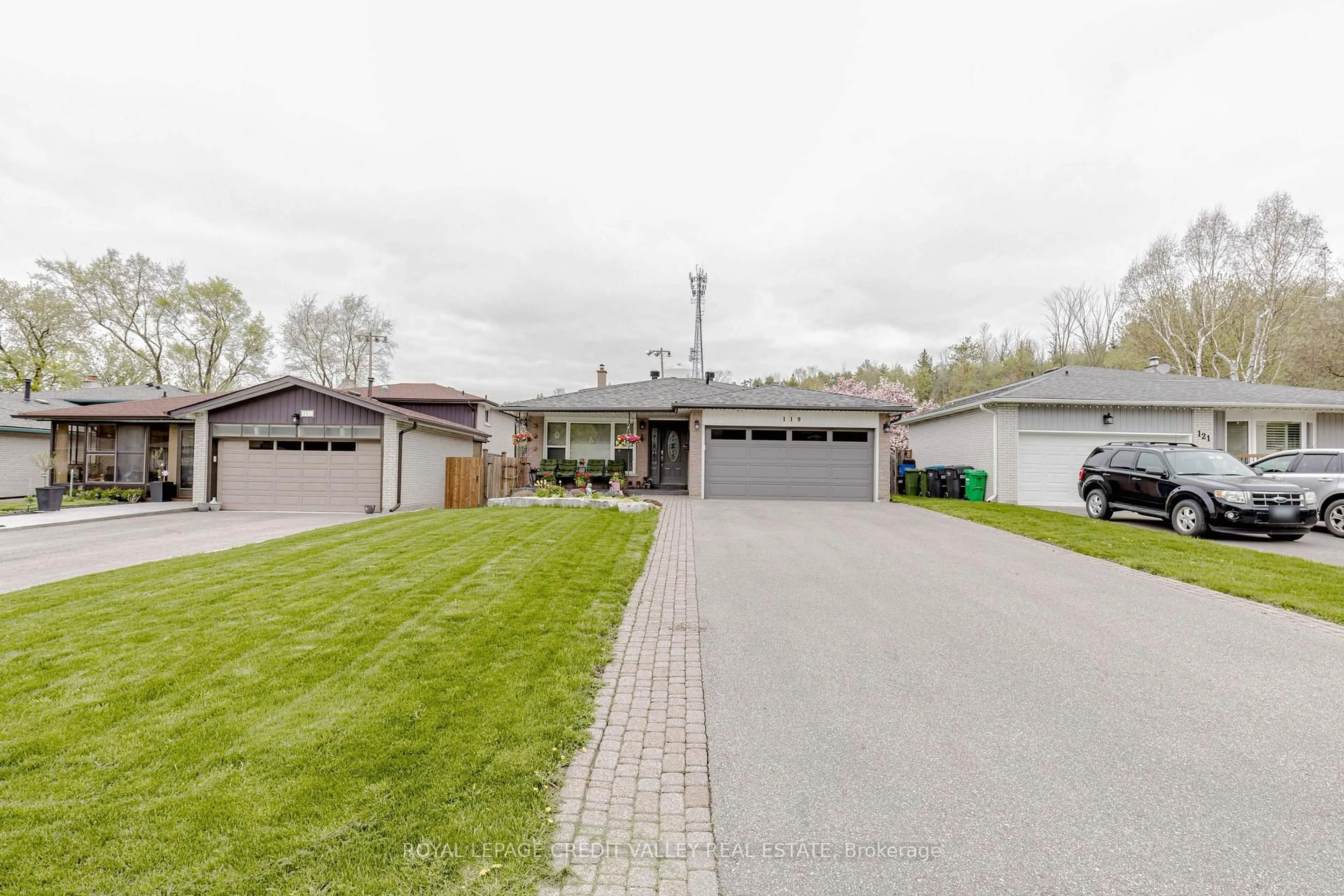 A pic from outside/outdoor area/front of a property/back of a property/a pic from drone, street for 119 Connaught Cres, Caledon Ontario L7E 2S3