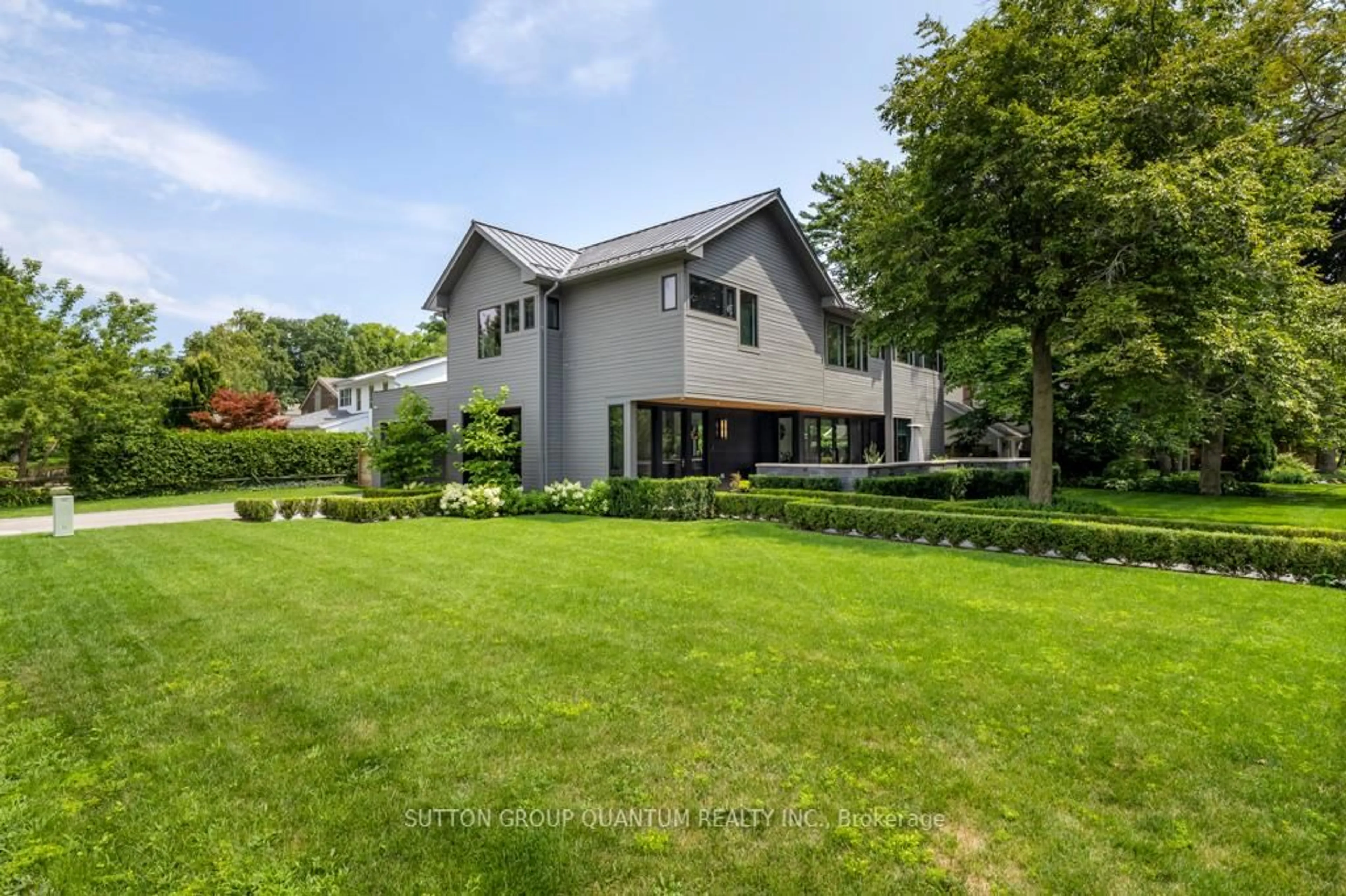 A pic from outside/outdoor area/front of a property/back of a property/a pic from drone, unknown for 387 Watson Ave, Oakville Ontario L6J 3V7