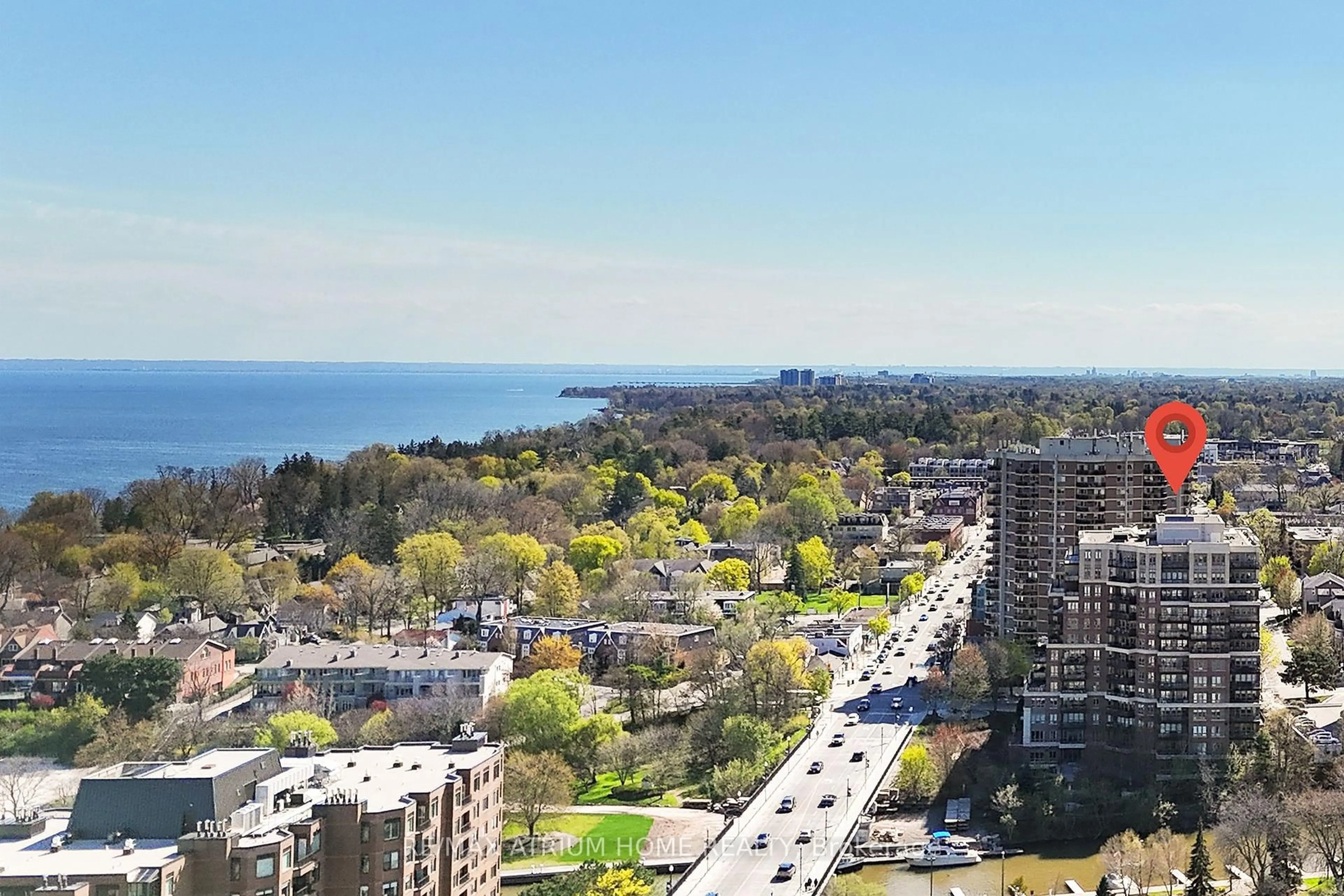 A pic from outside/outdoor area/front of a property/back of a property/a pic from drone, water/lake/river/ocean view for 111 Forsythe St #605, Oakville Ontario L6K 3J9