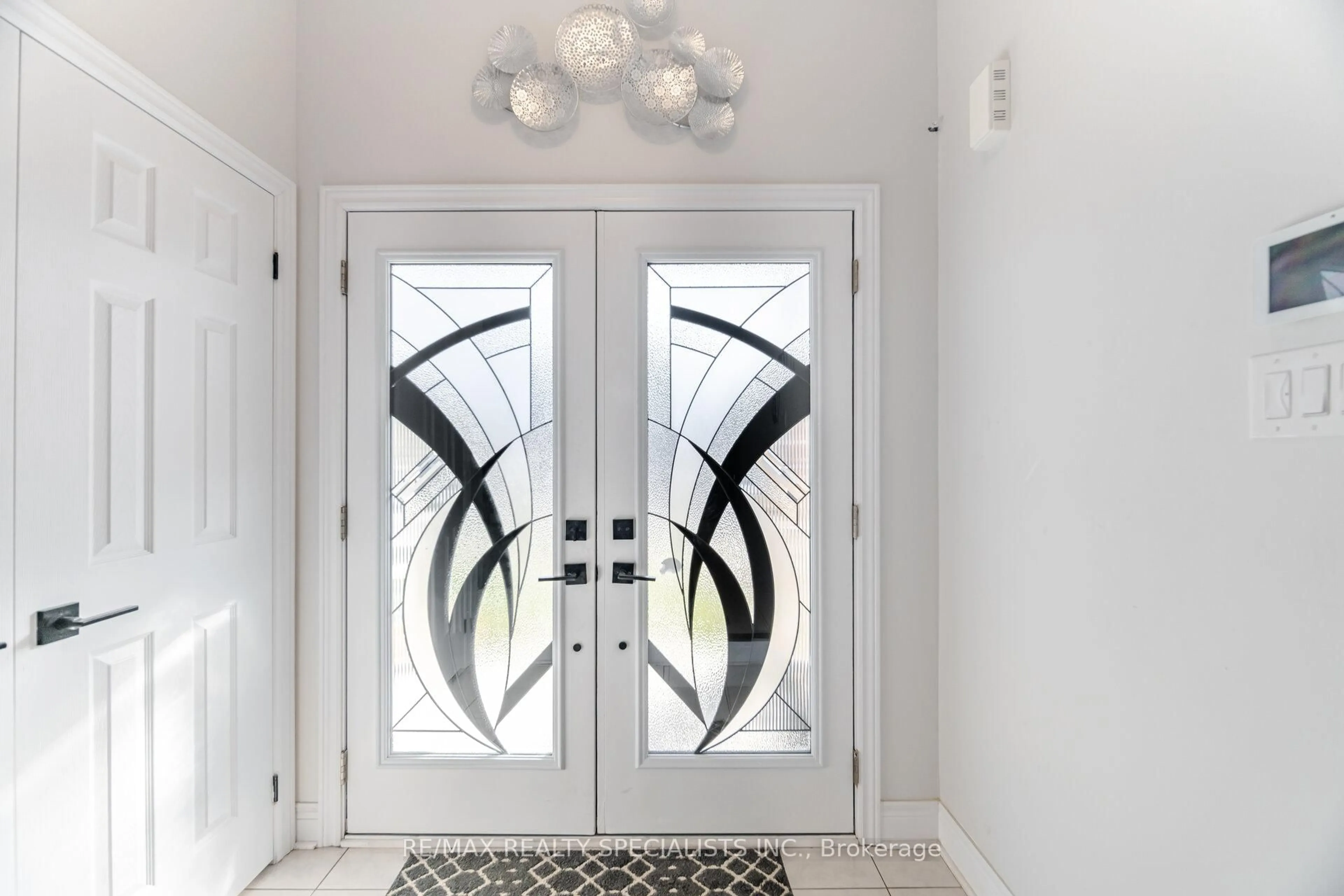 Indoor entryway for 32 Branigan Cres, Halton Hills Ontario L7G 0N1