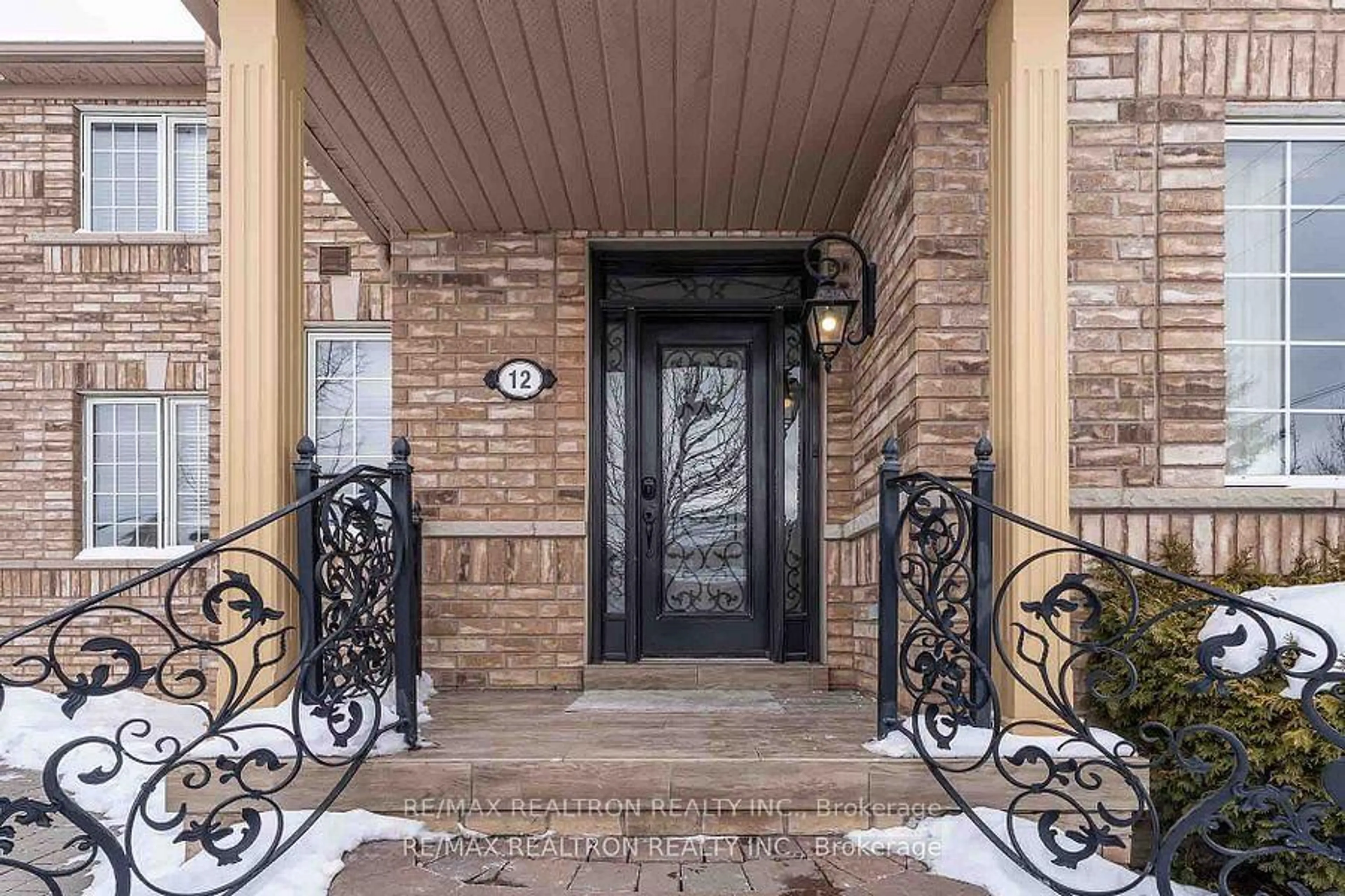 Indoor entryway for 12 Edgevalley Crt, Brampton Ontario L6P 2P8