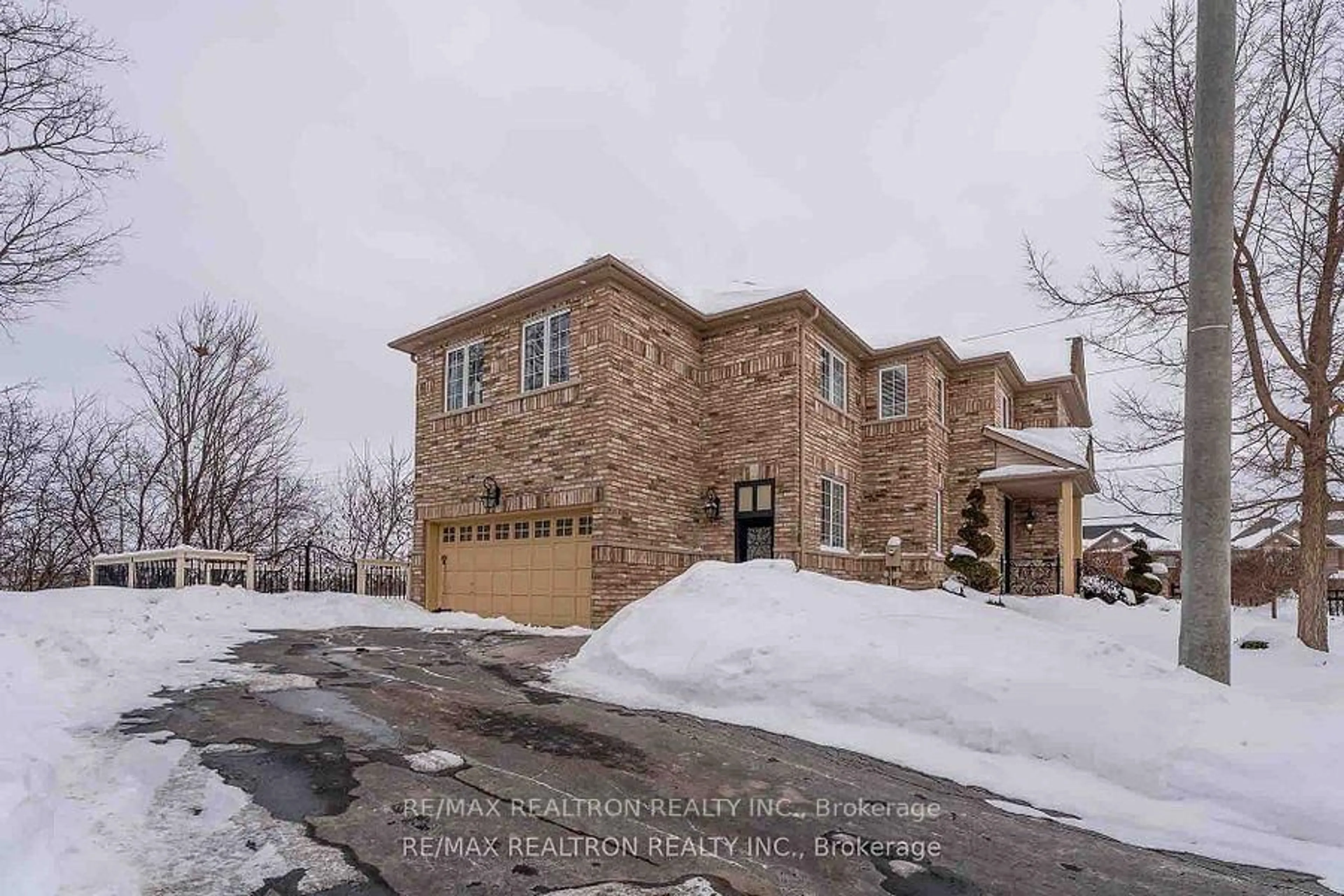 A pic from outside/outdoor area/front of a property/back of a property/a pic from drone, street for 12 Edgevalley Crt, Brampton Ontario L6P 2P8