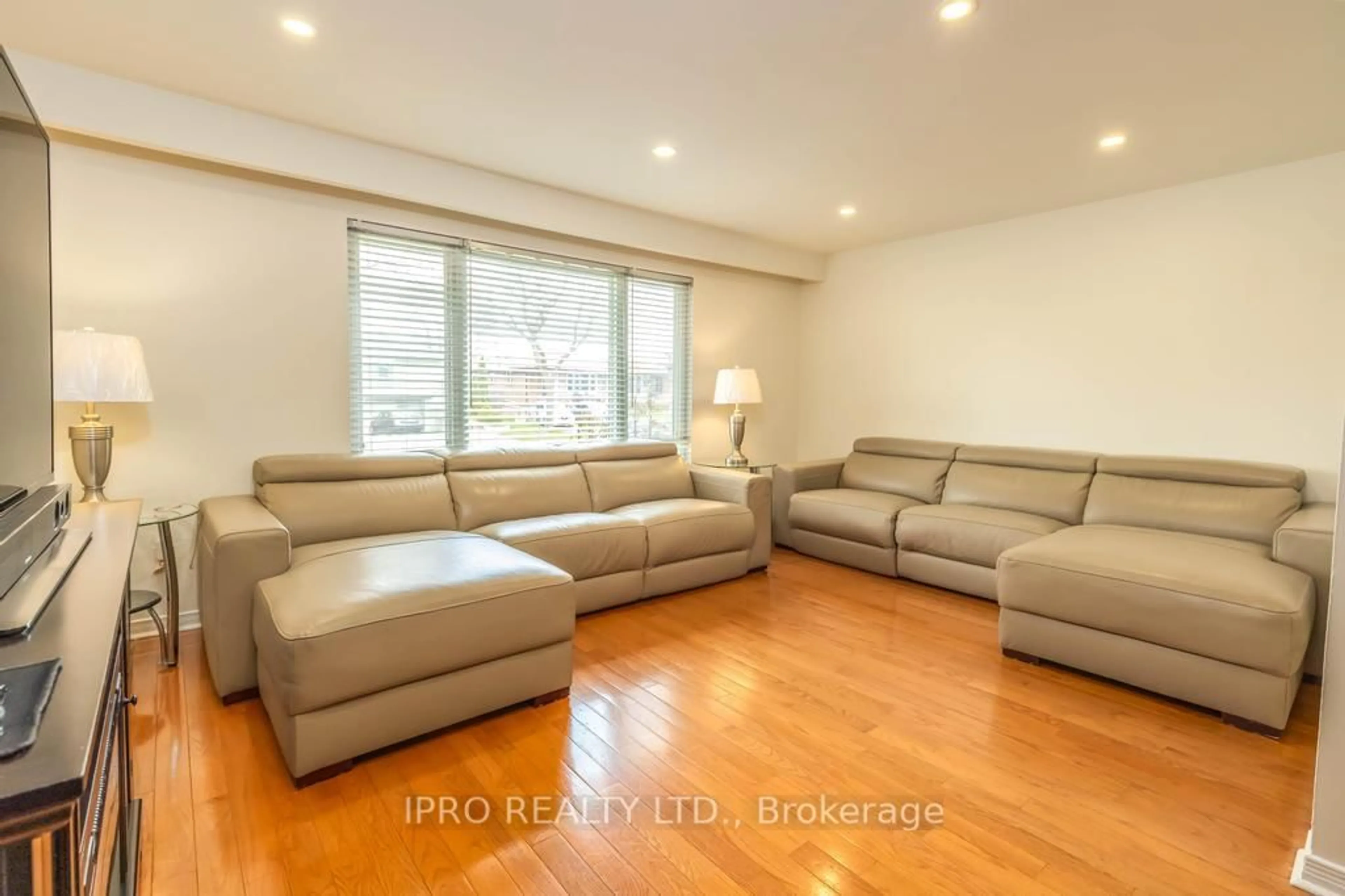 Living room with furniture, wood/laminate floor for 7260 Redfox Rd, Mississauga Ontario L4T 2L8