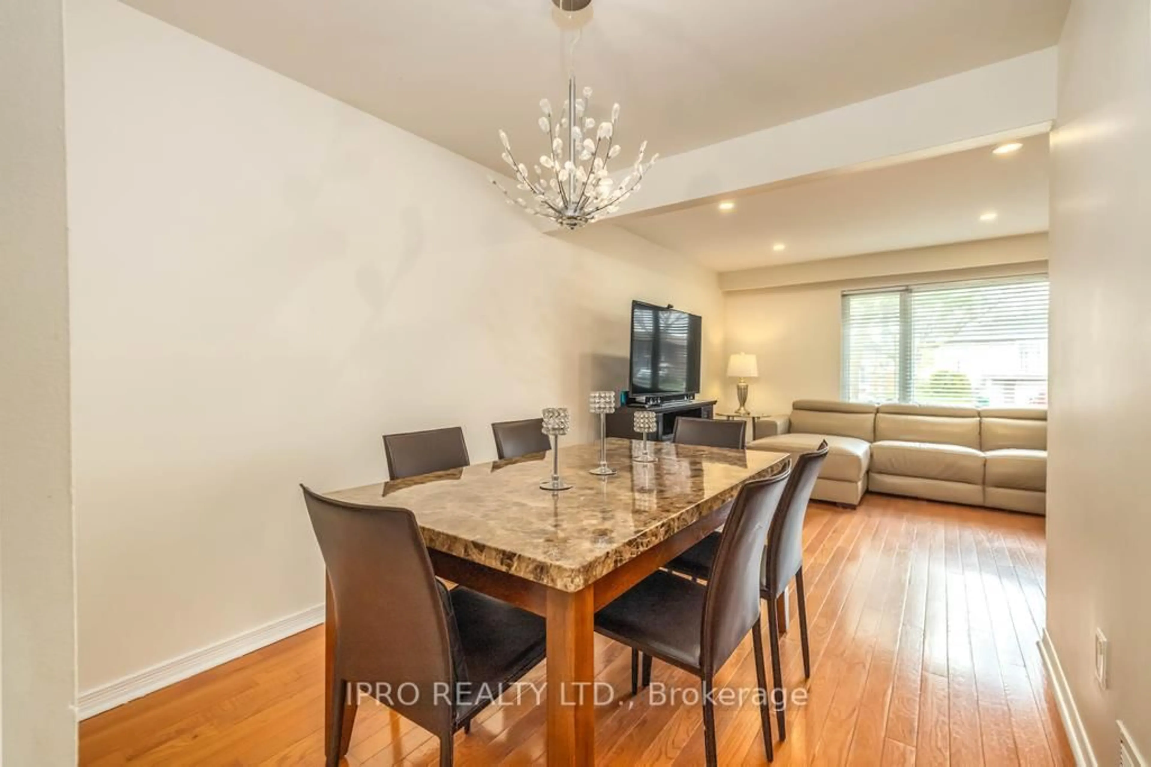 Dining room, wood/laminate floor for 7260 Redfox Rd, Mississauga Ontario L4T 2L8