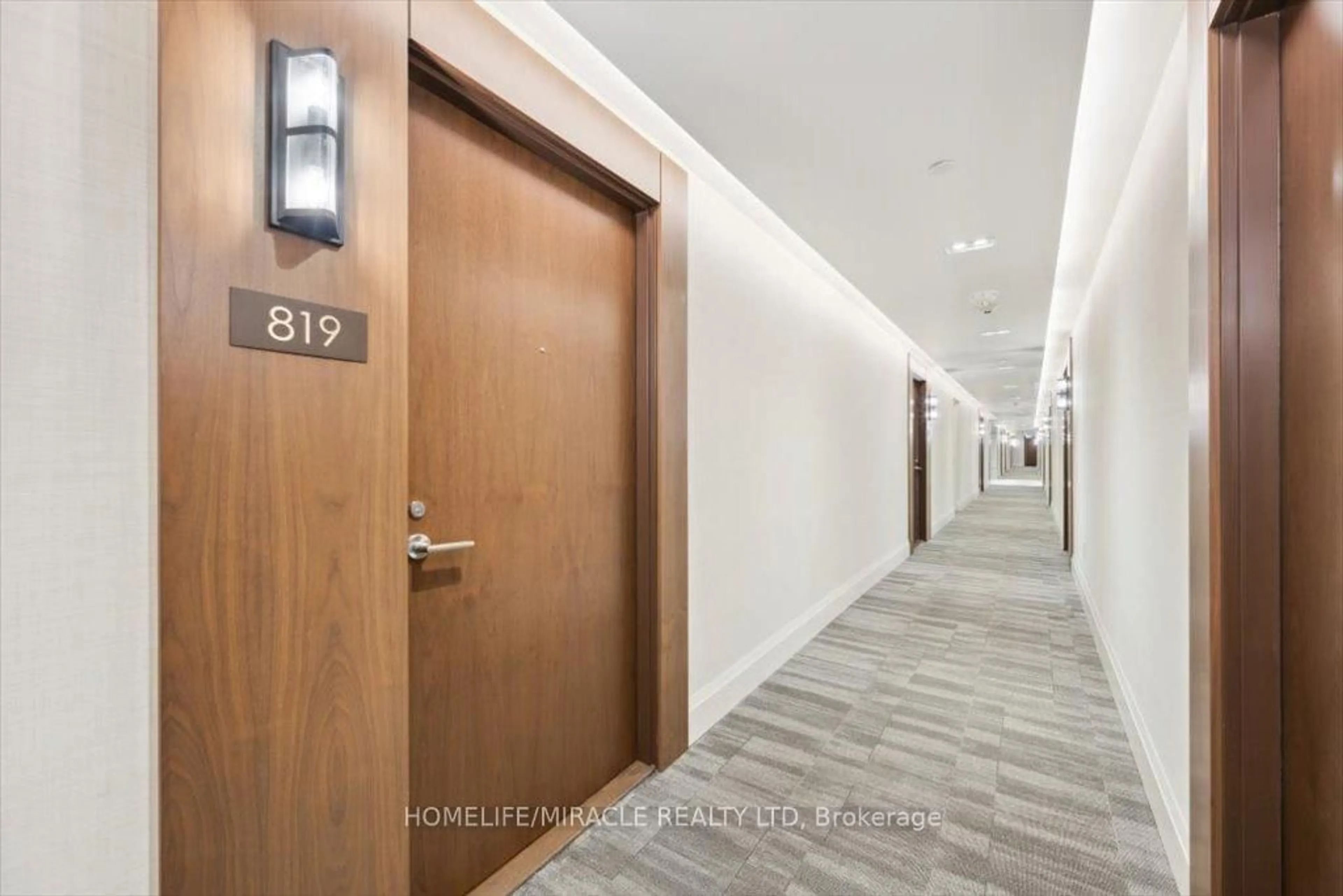 Indoor foyer for 1050 Main St #819, Milton Ontario L9T 6H7