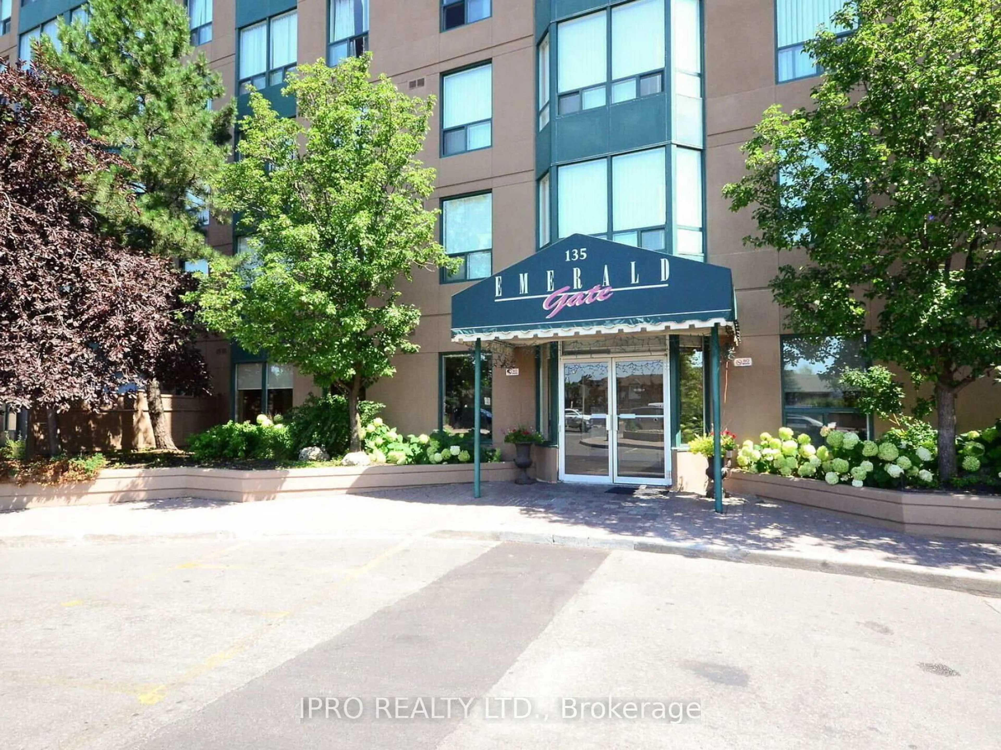 Indoor foyer for 135 Hillcrest Ave #709, Mississauga Ontario L5B 4B1