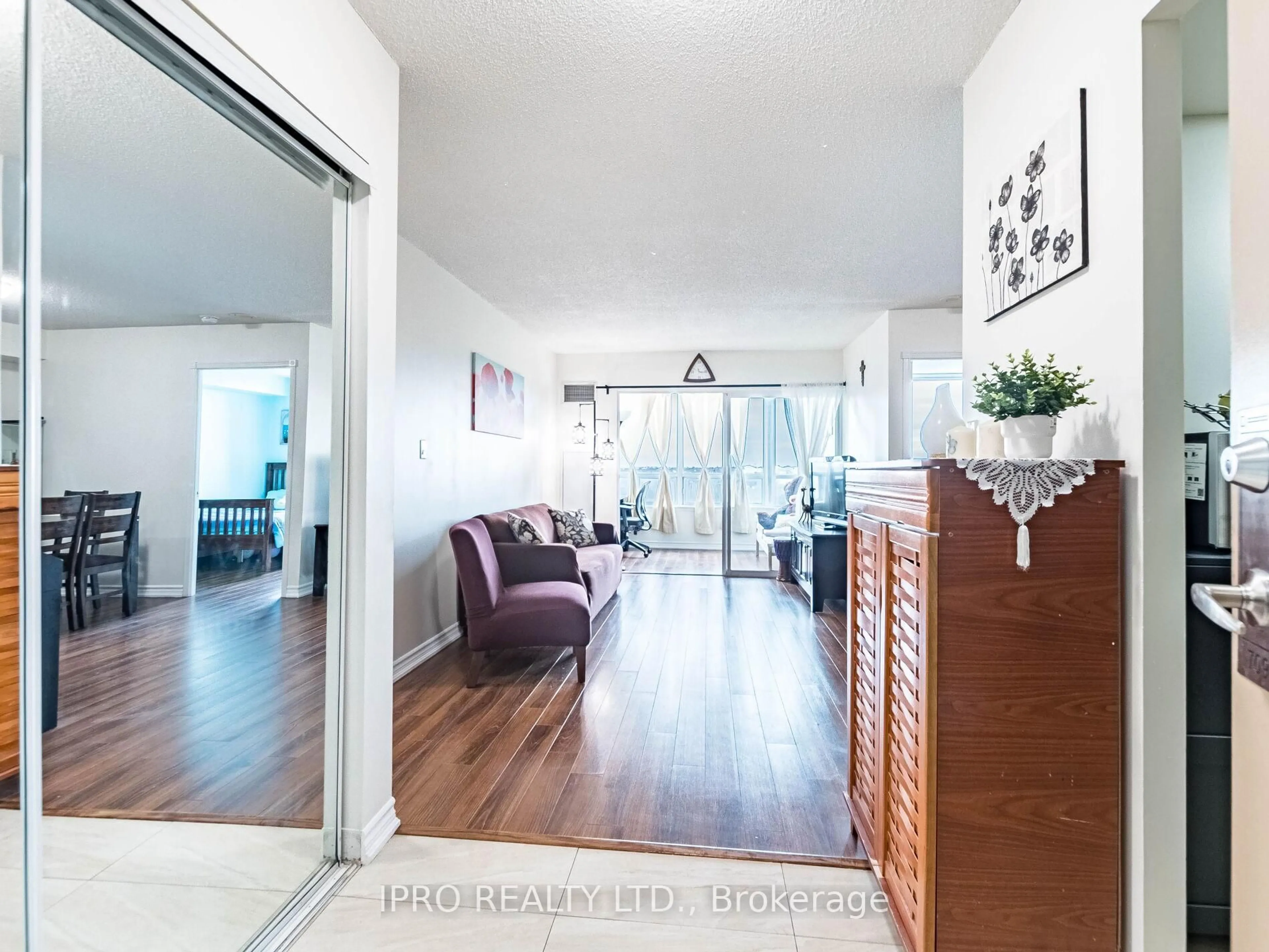 Indoor entryway for 135 Hillcrest Ave #709, Mississauga Ontario L5B 4B1