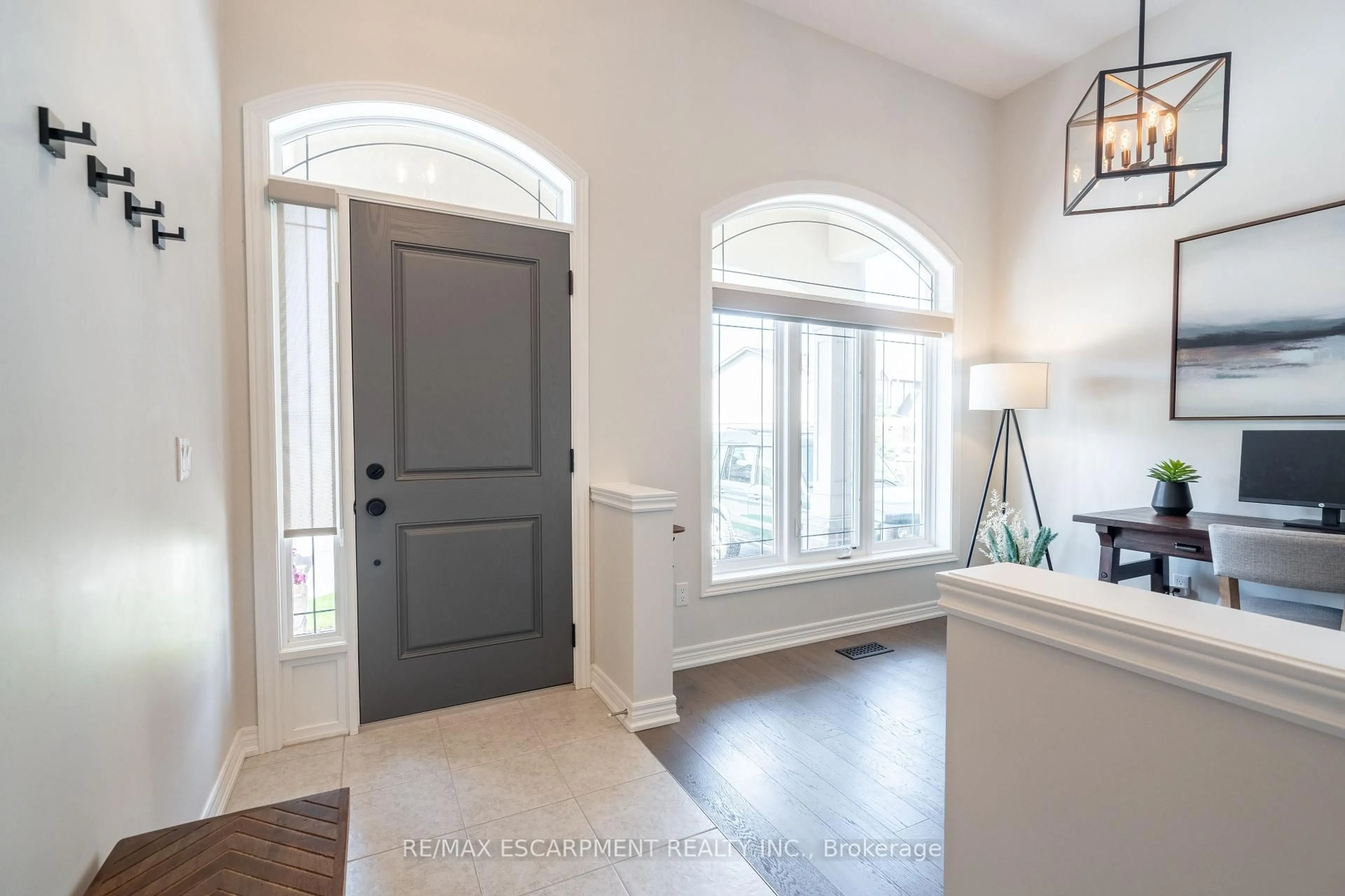 Indoor entryway for 5056 NEW St #10, Burlington Ontario L7L 0H4