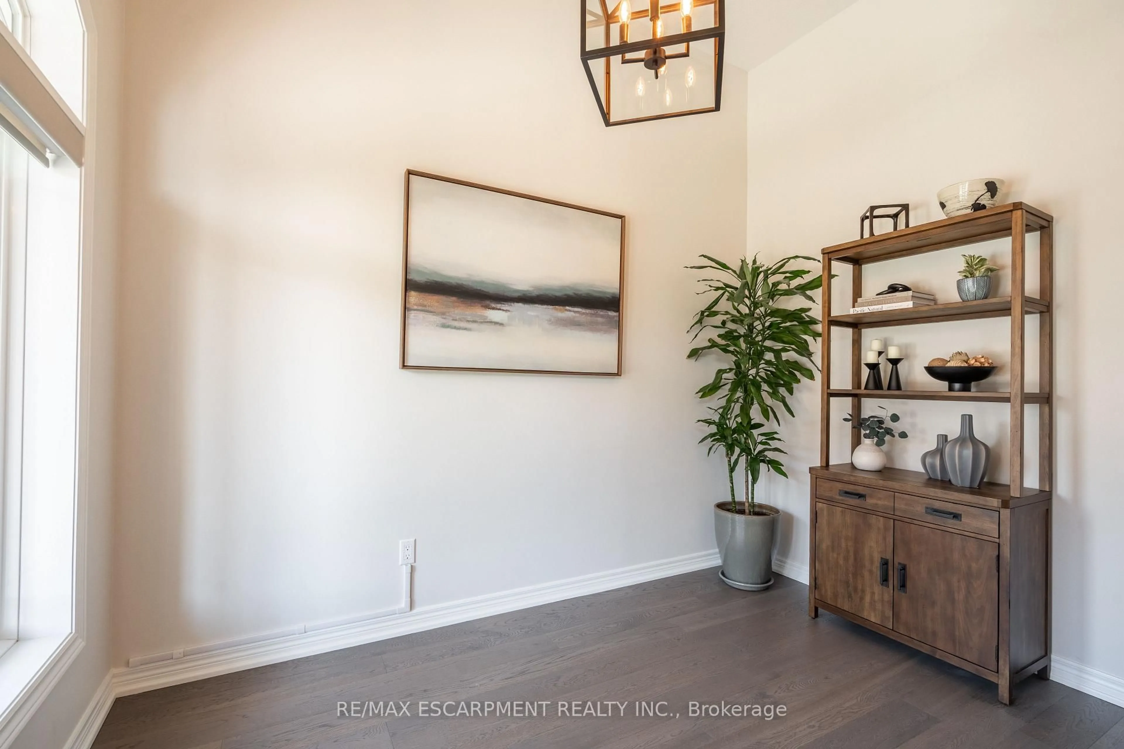 Indoor entryway for 5056 NEW St #10, Burlington Ontario L7L 0H4